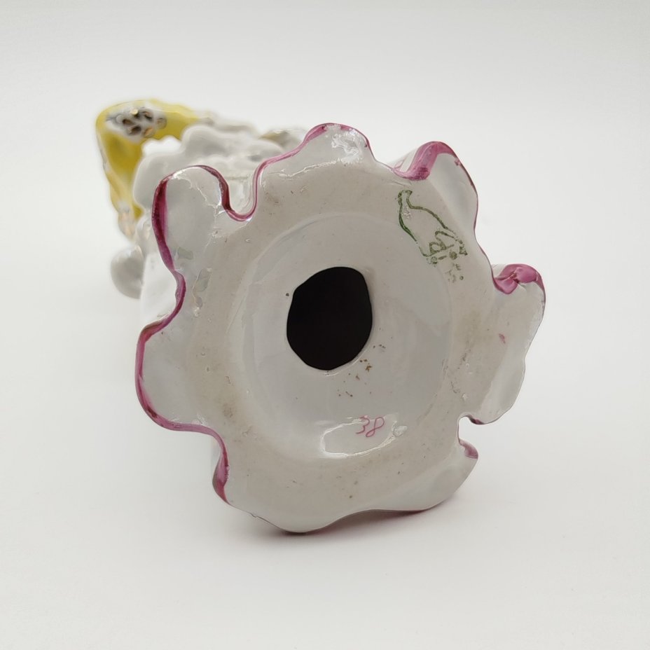 Статуэтка "Лебёдушка" в желтой шубке, автор А. Д. Бржезицкая, фарфор, роспись, люстр, золочение, Дулевский фарфоровый завод (Дулёво), СССР, 1965 г.