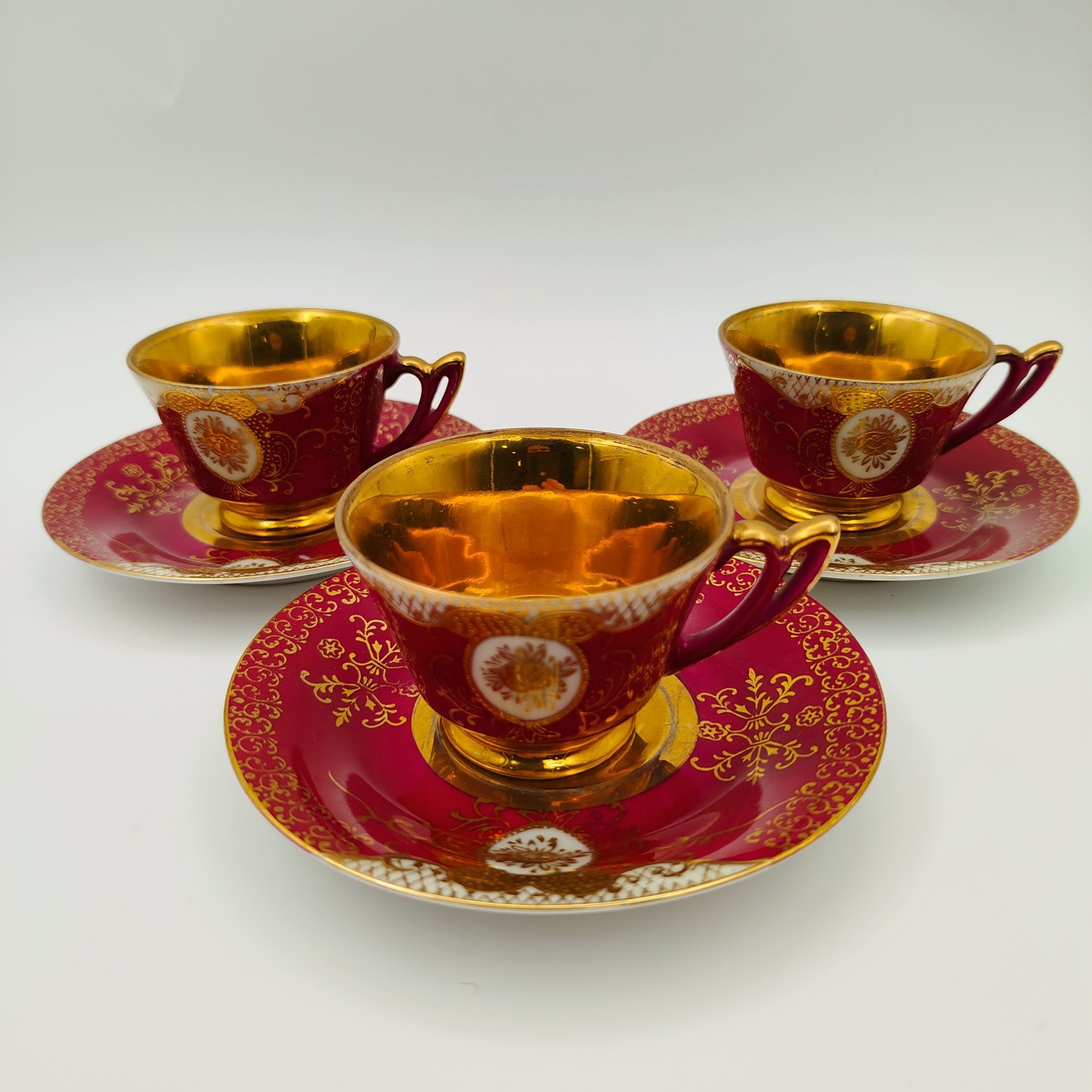 Набор из 3-х кофейных пар бордового оттенка с ажурным декором, фарфор, крытье, золочение, Западная Европа, 1960-1980 гг.