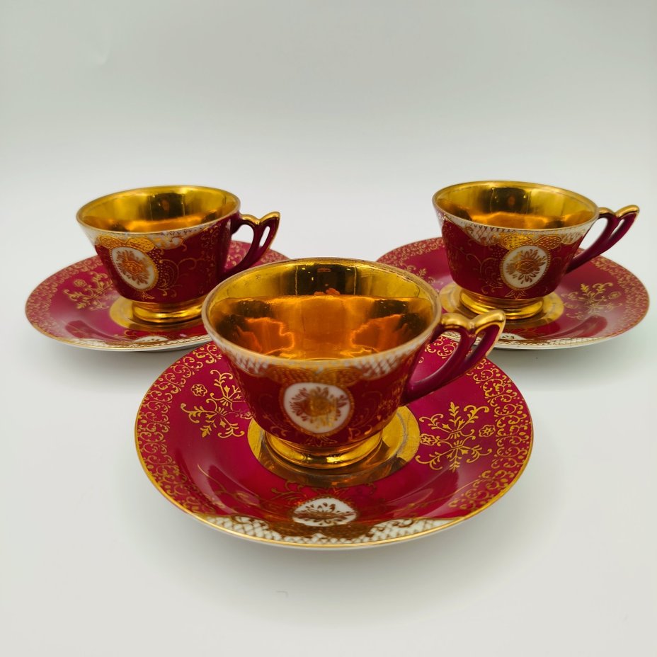 Набор из 3-х кофейных пар бордового оттенка с ажурным декором, фарфор, крытье, золочение, Западная Европа, 1960-1980 гг.