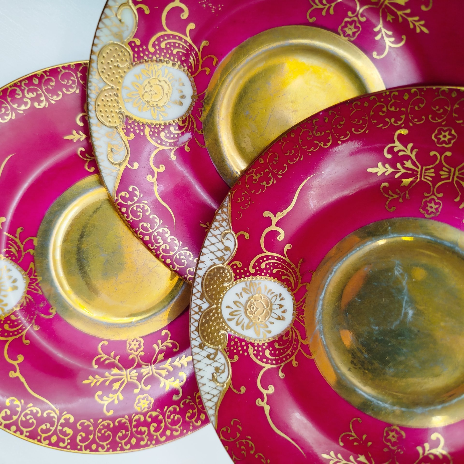 Набор из 3-х кофейных пар бордового оттенка с ажурным декором, фарфор, крытье, золочение, Западная Европа, 1960-1980 гг.