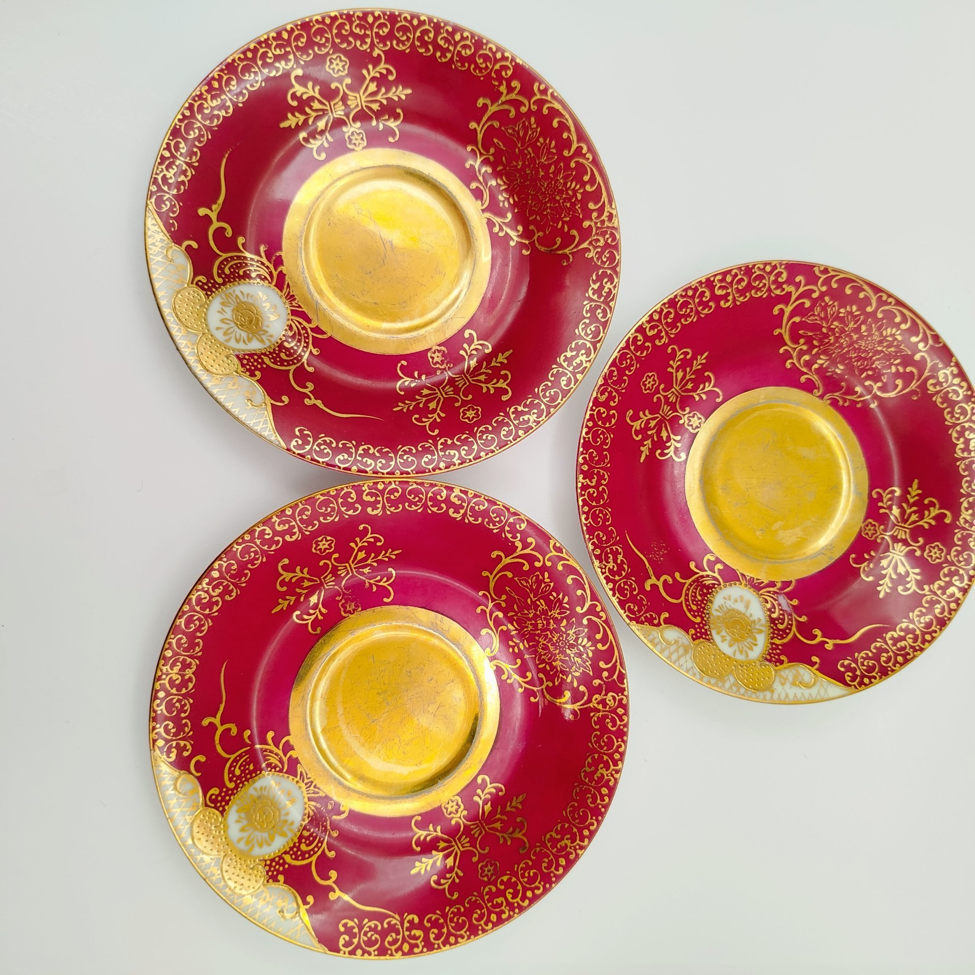 Набор из 3-х кофейных пар бордового оттенка с ажурным декором, фарфор, крытье, золочение, Западная Европа, 1960-1980 гг.