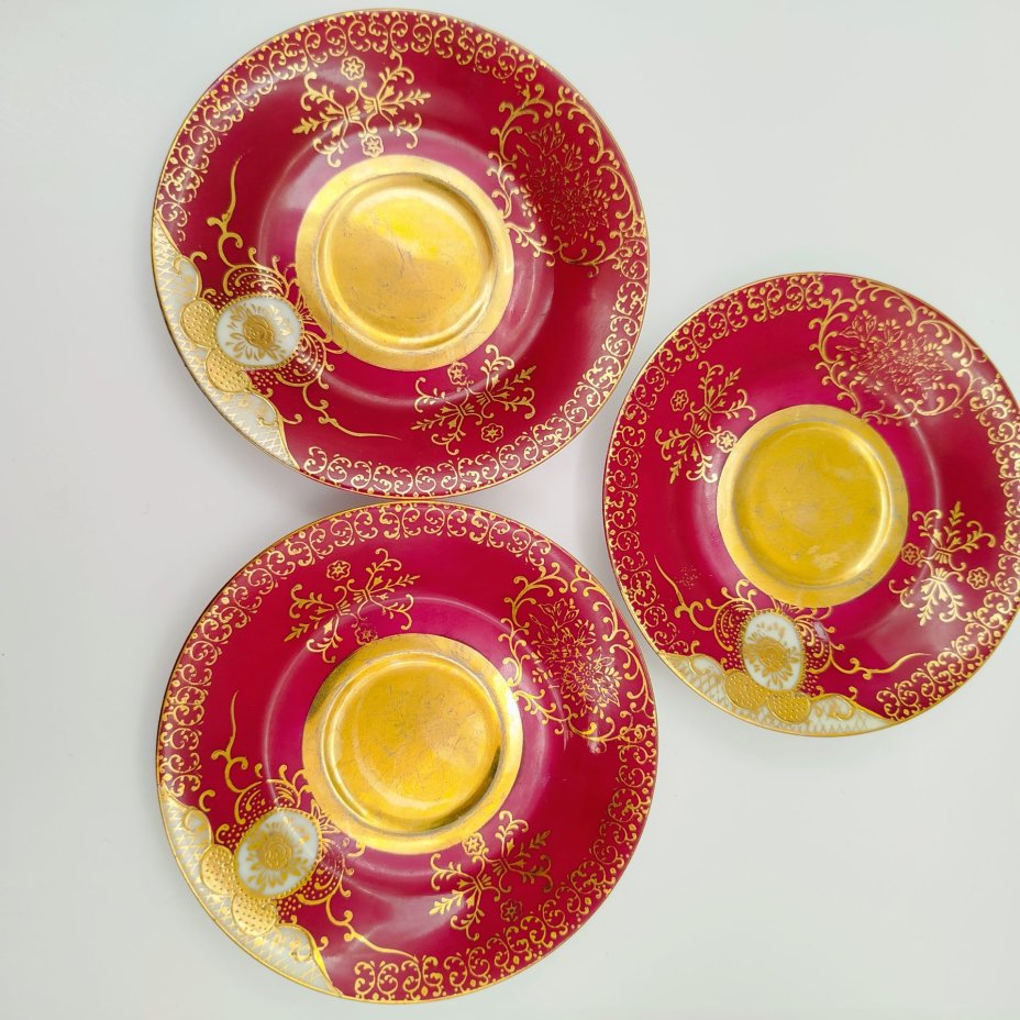 Набор из 3-х кофейных пар бордового оттенка с ажурным декором, фарфор, крытье, золочение, Западная Европа, 1960-1980 гг.