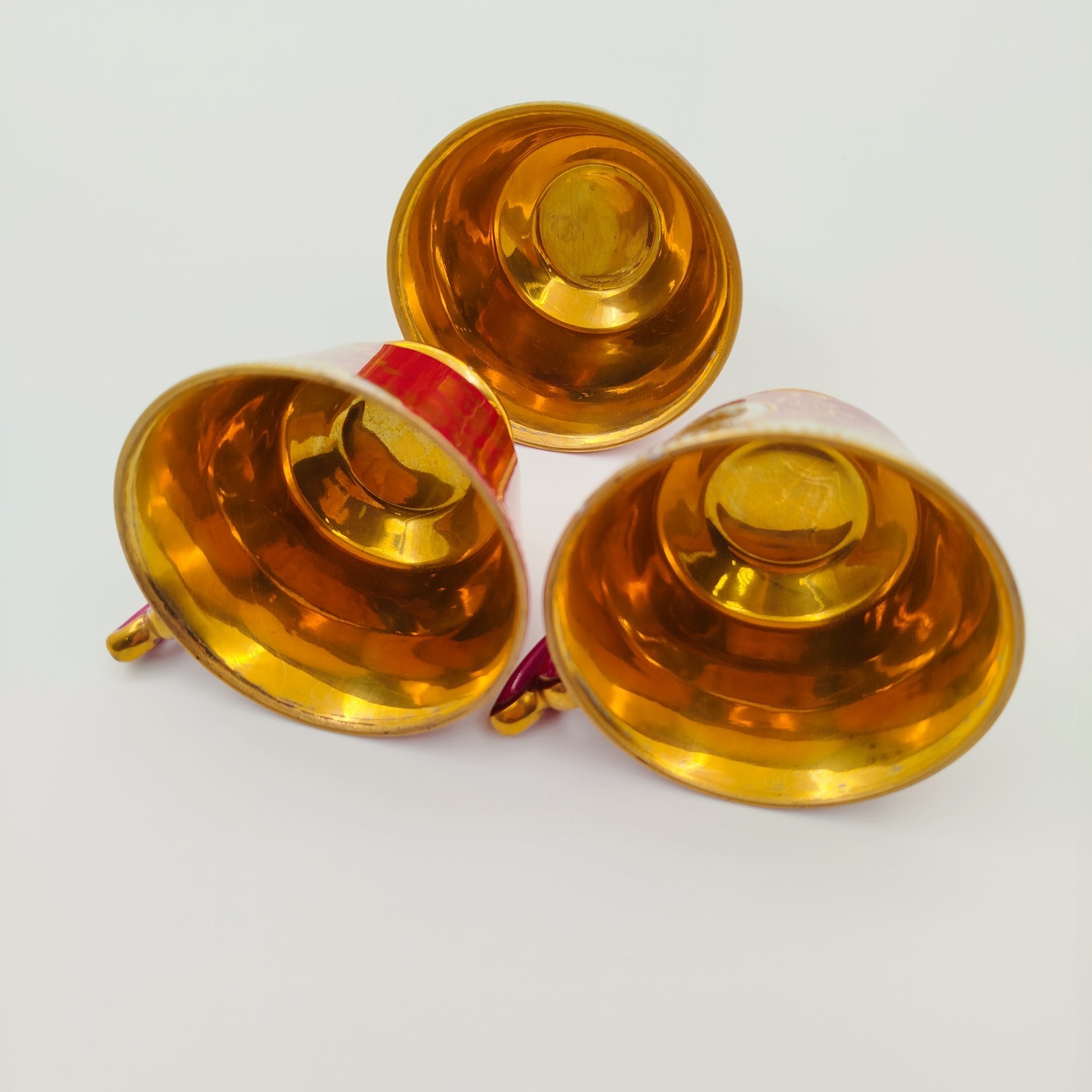 Набор из 3-х кофейных пар бордового оттенка с ажурным декором, фарфор, крытье, золочение, Западная Европа, 1960-1980 гг.