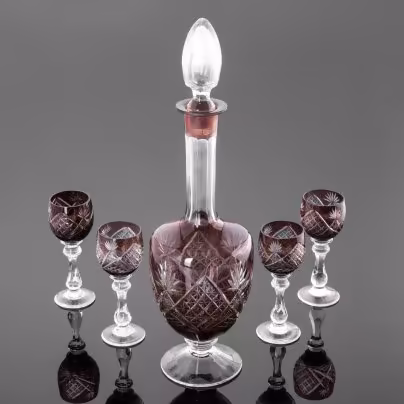 Штоф  в комплекте с 4 рюмками, украшенные резным орнаментом