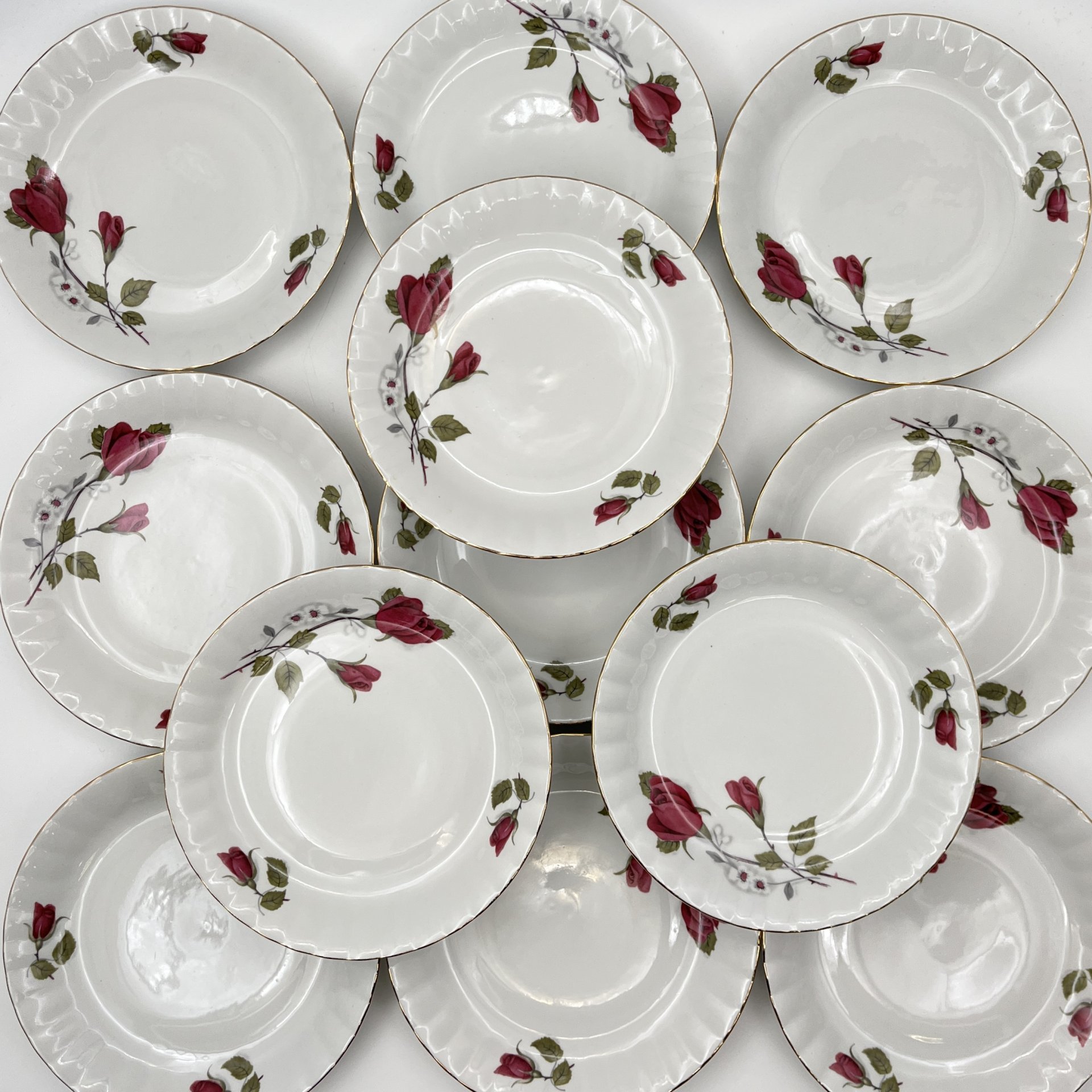Набор из 12-ти десертных тарелок, украшенных изображением розы
