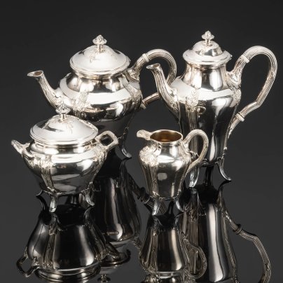 Набор чайно-кофейный, украшенный рельефным декором в виде цветочных гирлянд, (кофейник, чайник, молочник, сахарница), Orfèvrerie Gallia, металл, серебрение, фарфор, Christofle, Франция, 1908-1921 гг.