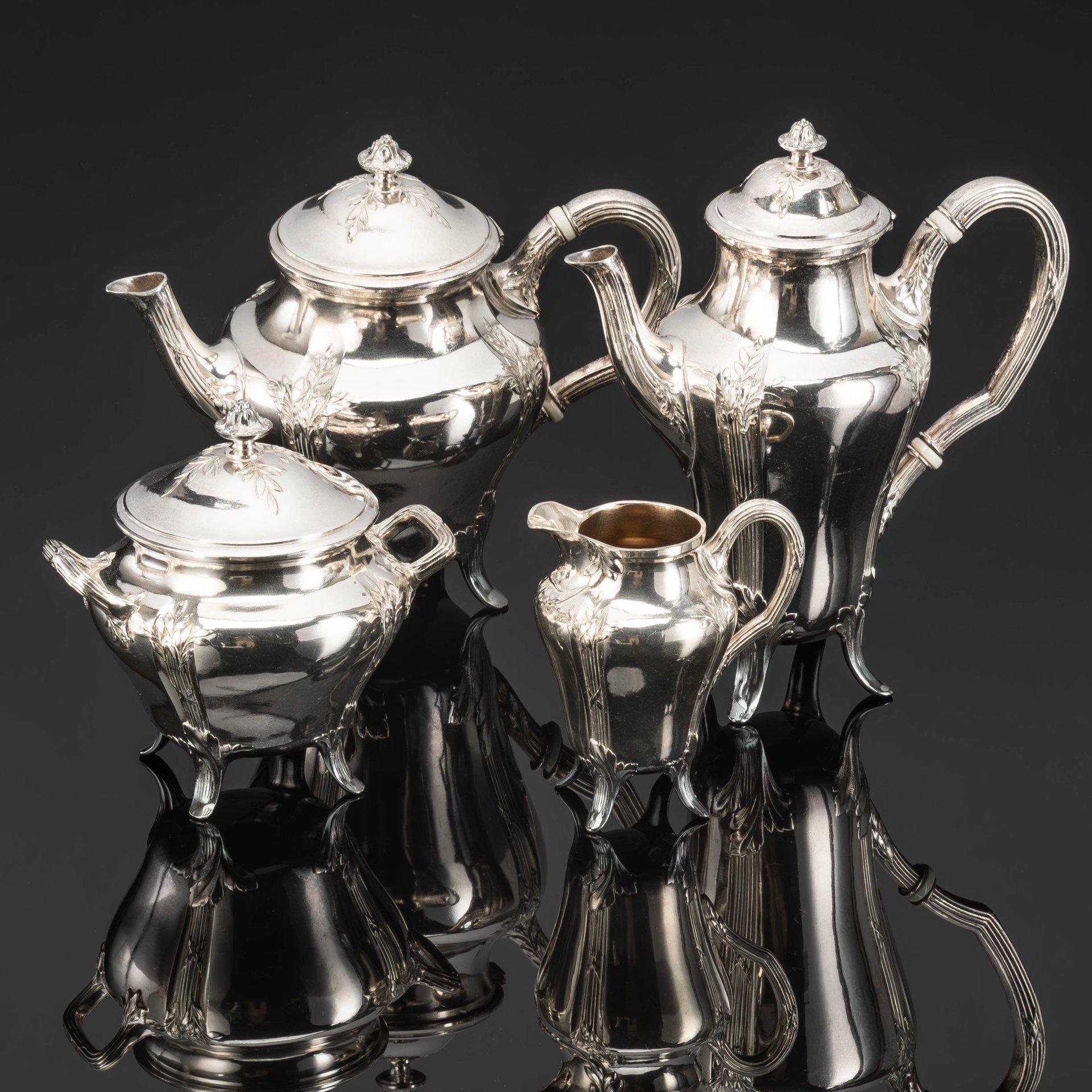Набор чайно-кофейный, украшенный рельефным декором в виде цветочных гирлянд, (кофейник, чайник, молочник, сахарница), Orfèvrerie Gallia, металл, серебрение, фарфор, Christofle, Франция, 1908-1921 гг.
