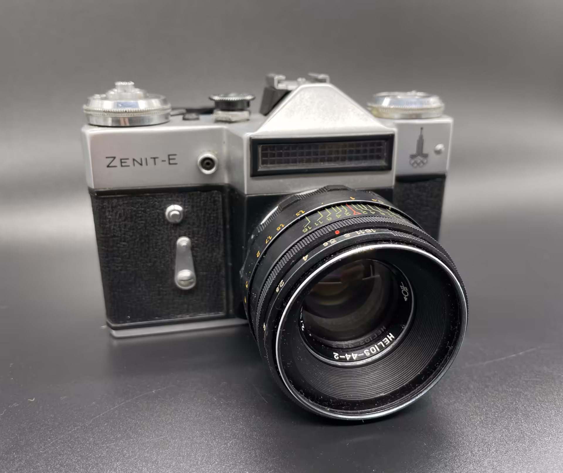Фотоаппарат "Зенит-Е"  с объективом "Гелиос-44-2" в оригинальном кофре, Красногорский механический завод (КМЗ)