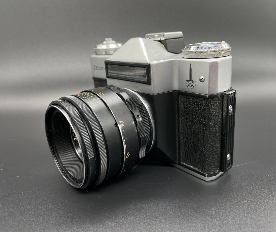 Фотоаппарат "Зенит-Е"  с объективом "Гелиос-44-2" в оригинальном кофре, Красногорский механический завод (КМЗ)