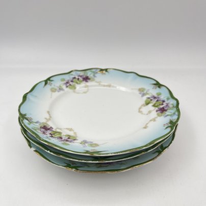 Набор из трех пирожковых тарелок с декором в виде сирени и зеленой каймой, фарфор, аэрография, деколь, обводка, золочение, подрисовка, Товарищество М.С. Кузнецова, Российская империя, 1890-1910 гг.