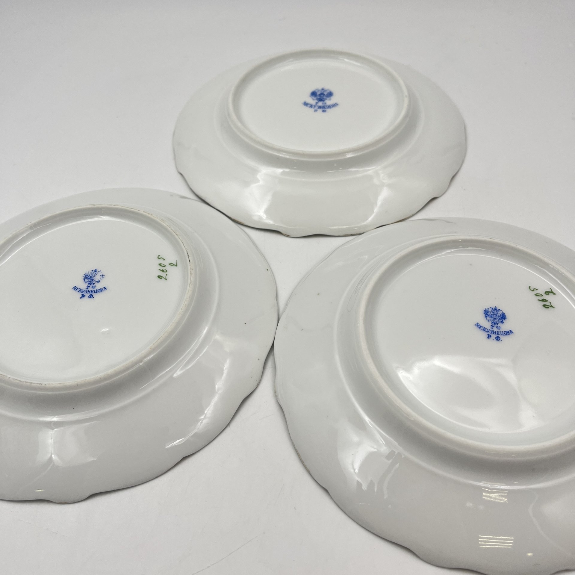 Набор из трех пирожковых тарелок с декором в виде сирени и зеленой каймой, фарфор, аэрография, деколь, обводка, золочение, подрисовка, Товарищество М.С. Кузнецова, Российская империя, 1890-1910 гг.