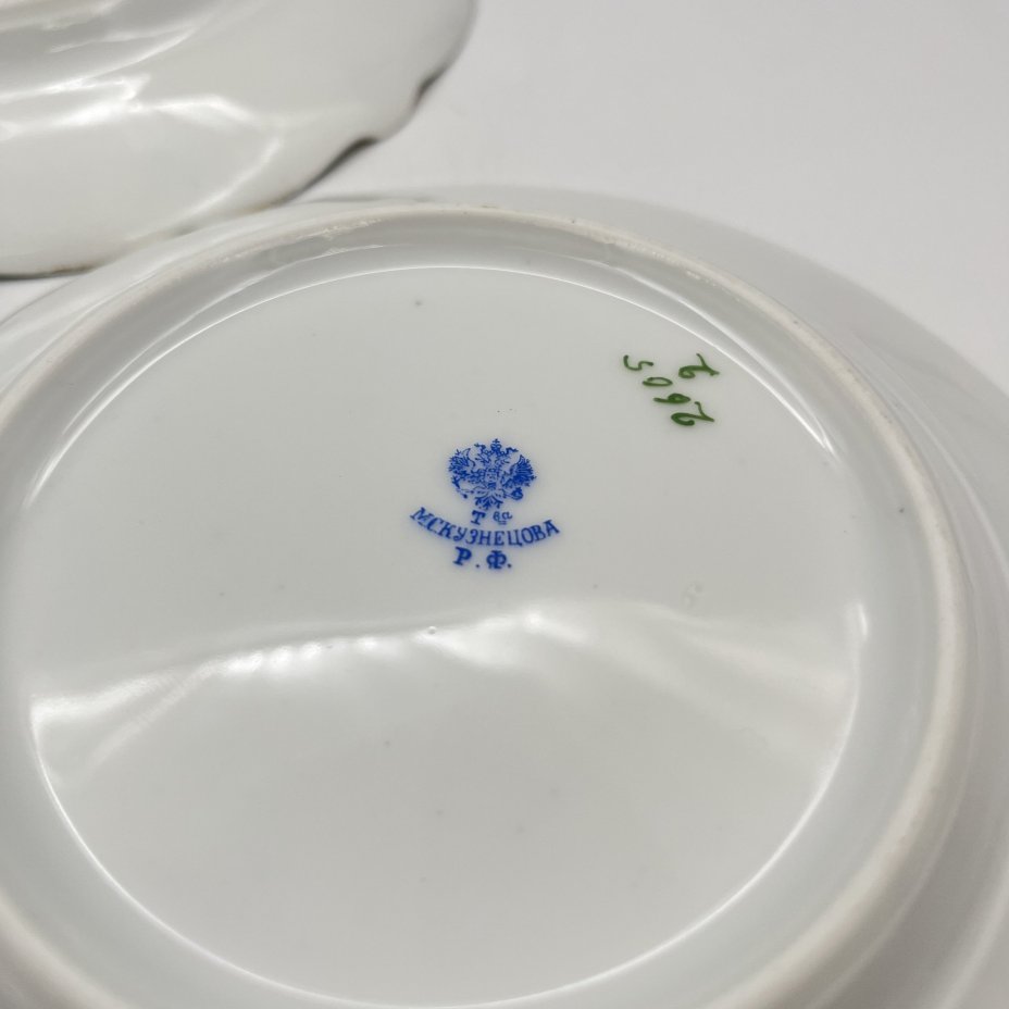 Набор из трех пирожковых тарелок с декором в виде сирени и зеленой каймой, фарфор, аэрография, деколь, обводка, золочение, подрисовка, Товарищество М.С. Кузнецова, Российская империя, 1890-1910 гг.