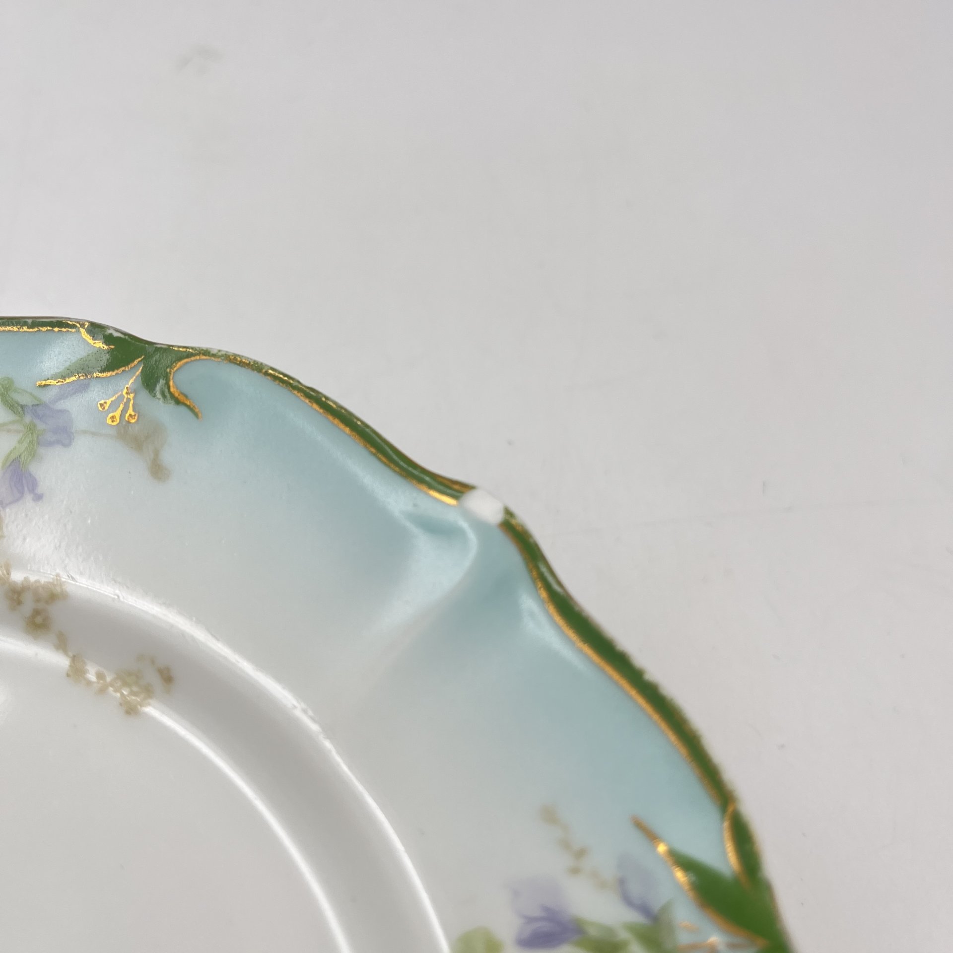 Набор из трех пирожковых тарелок с декором в виде сирени и зеленой каймой, фарфор, аэрография, деколь, обводка, золочение, подрисовка, Товарищество М.С. Кузнецова, Российская империя, 1890-1910 гг.