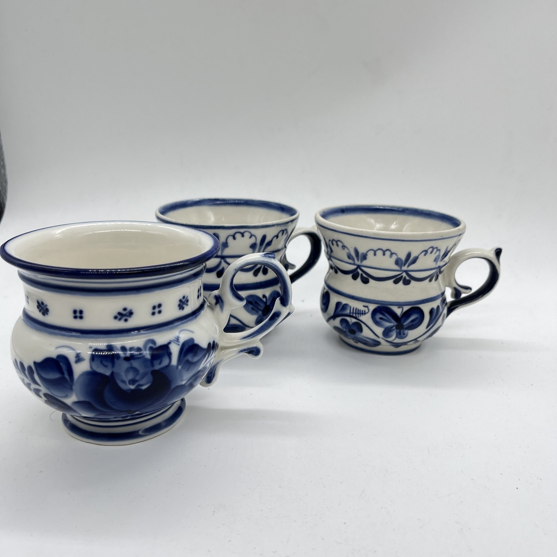 Набор из 3 чашек с расписным растительным декором, фарфор, роспись, Объединение «Гжель», СССР, 1970-1990 гг.