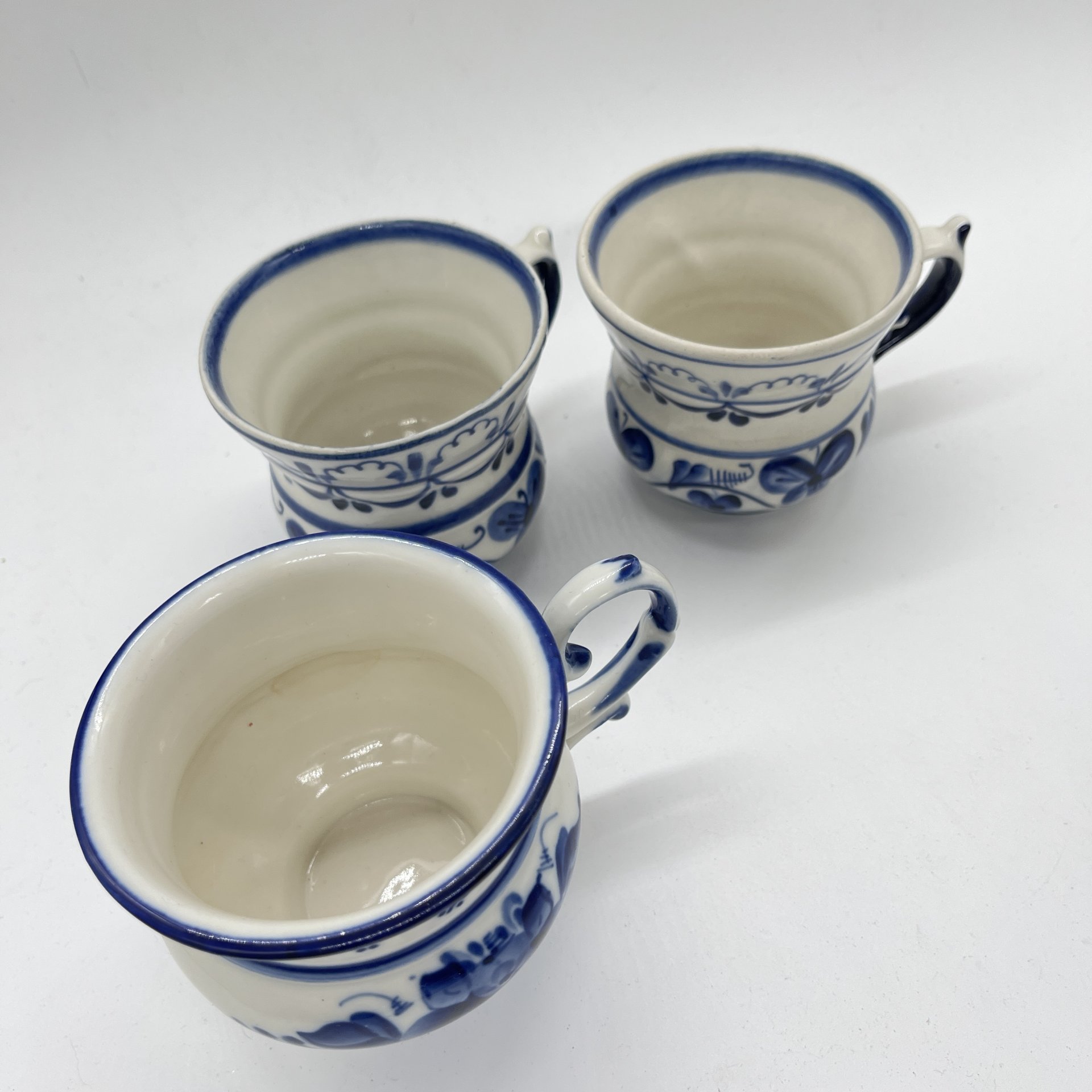 Набор из 3 чашек с расписным растительным декором, фарфор, роспись, Объединение «Гжель», СССР, 1970-1990 гг.