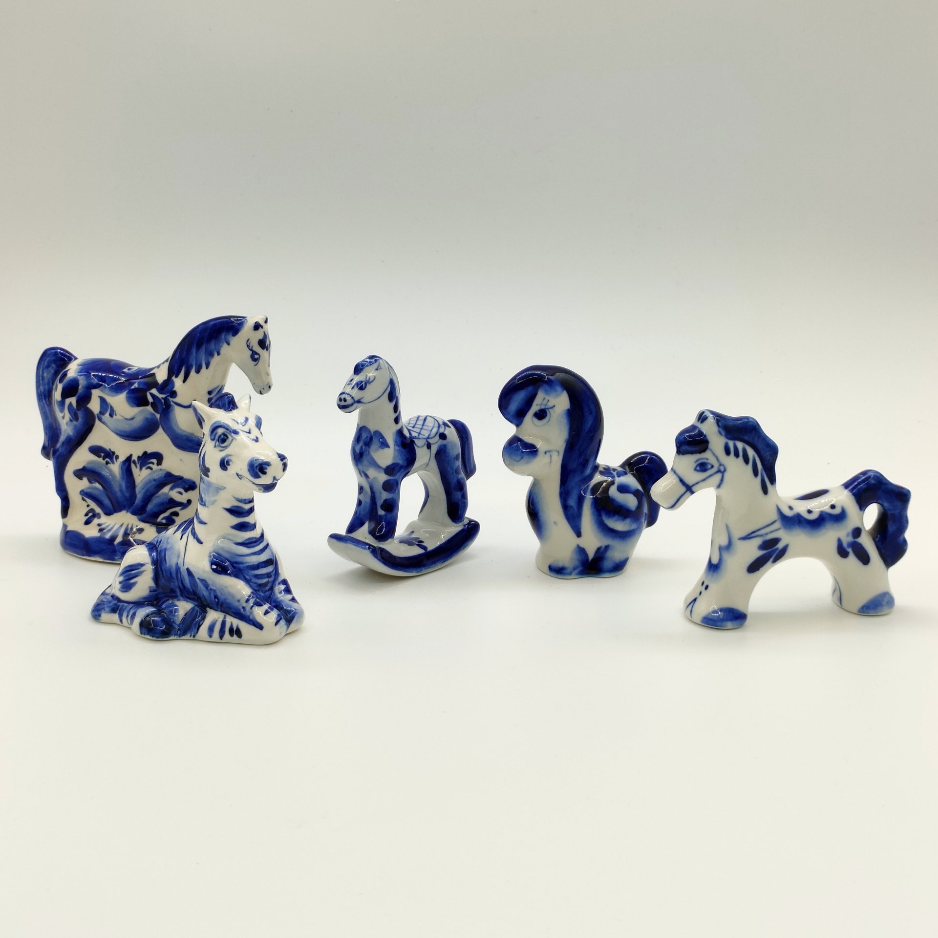 Набор из пяти статуэток "Лошади", Гжель, фарфор, роспись, Россия, 1990-2010 гг.