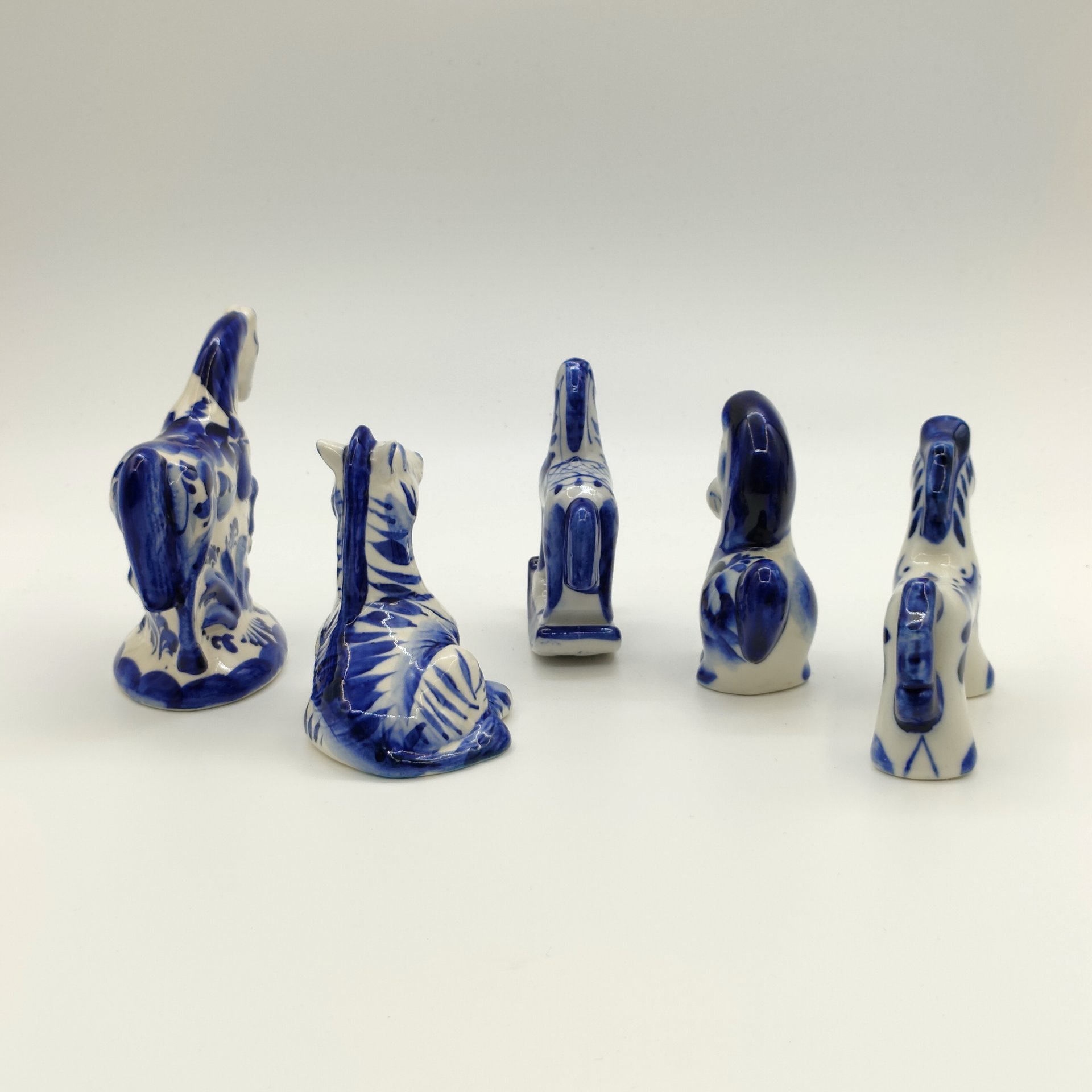 Набор из пяти статуэток "Лошади", Гжель, фарфор, роспись, Россия, 1990-2010 гг.