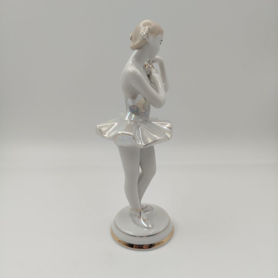 Статуэтка "Балерина с цветком", скульптор О.С. Артамонова, фарфор, роспись, люстр, золочение, Дмитровский фарфоровый завод (ДФЗ Вербилки), СССР, 1954-1965 гг.