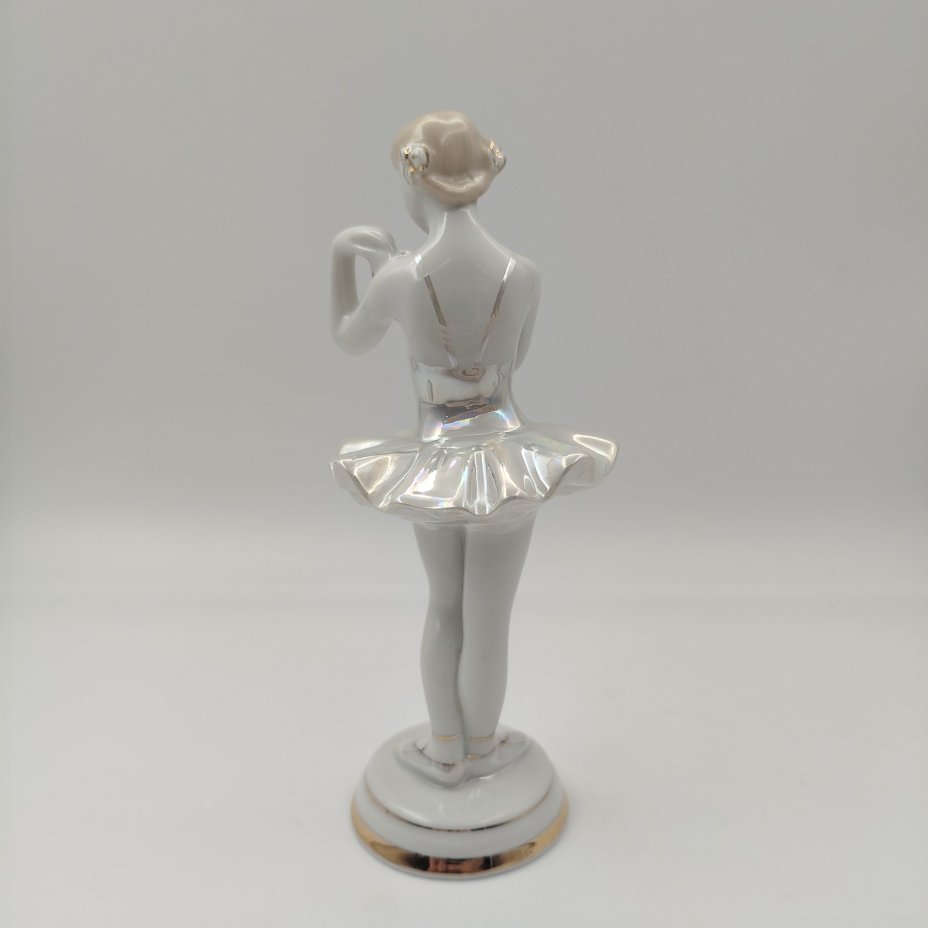 Статуэтка "Балерина с цветком", скульптор О.С. Артамонова, фарфор, роспись, люстр, золочение, Дмитровский фарфоровый завод (ДФЗ Вербилки), СССР, 1954-1965 гг.