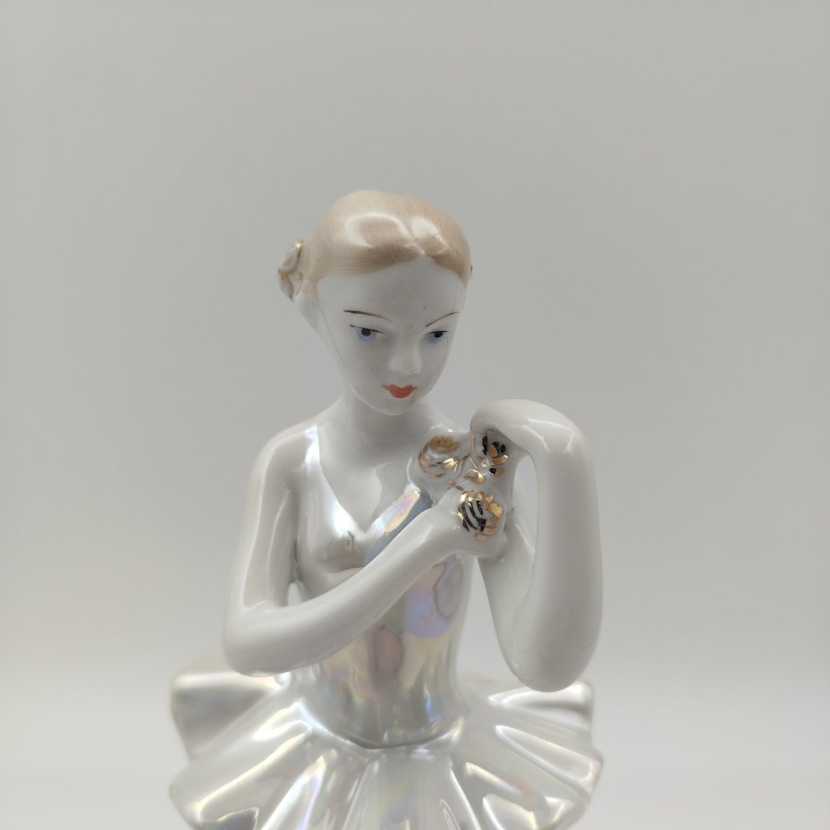 Статуэтка "Балерина с цветком", скульптор О.С. Артамонова, фарфор, роспись, люстр, золочение, Дмитровский фарфоровый завод (ДФЗ Вербилки), СССР, 1954-1965 гг.