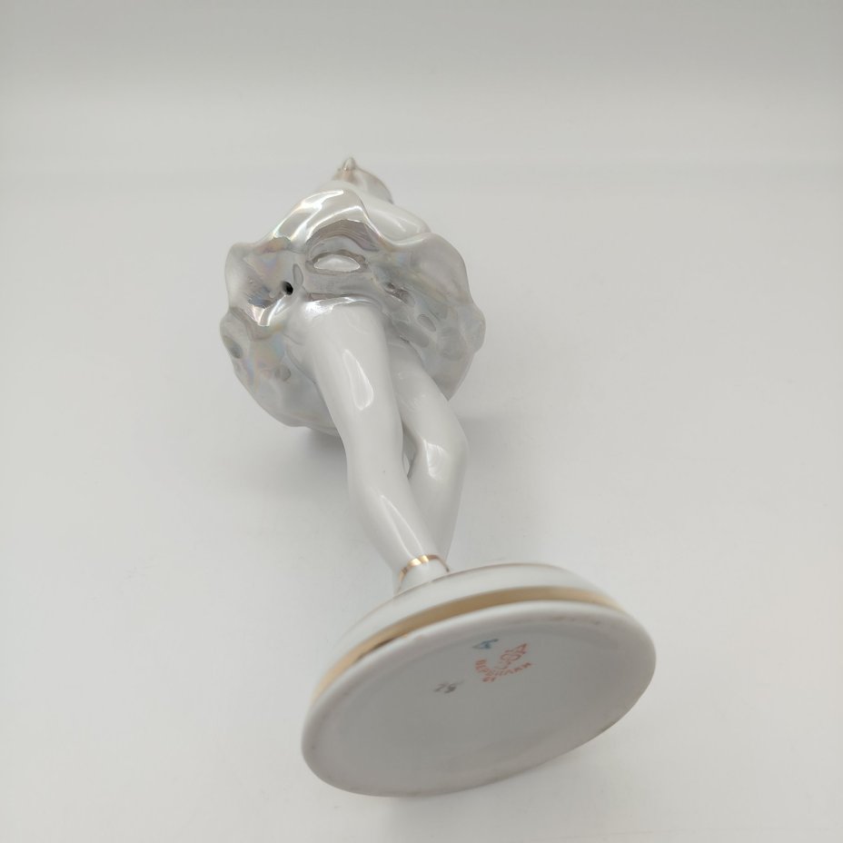Статуэтка "Балерина с цветком", скульптор О.С. Артамонова, фарфор, роспись, люстр, золочение, Дмитровский фарфоровый завод (ДФЗ Вербилки), СССР, 1954-1965 гг.