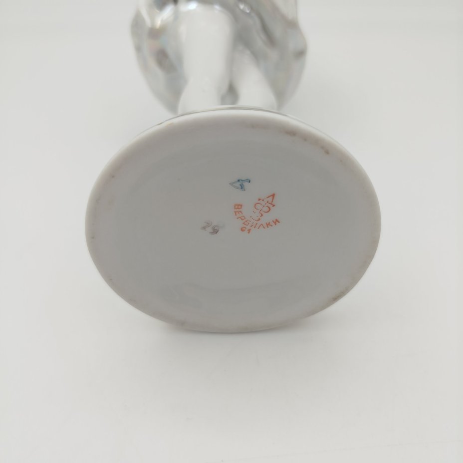 Статуэтка "Балерина с цветком", скульптор О.С. Артамонова, фарфор, роспись, люстр, золочение, Дмитровский фарфоровый завод (ДФЗ Вербилки), СССР, 1954-1965 гг.