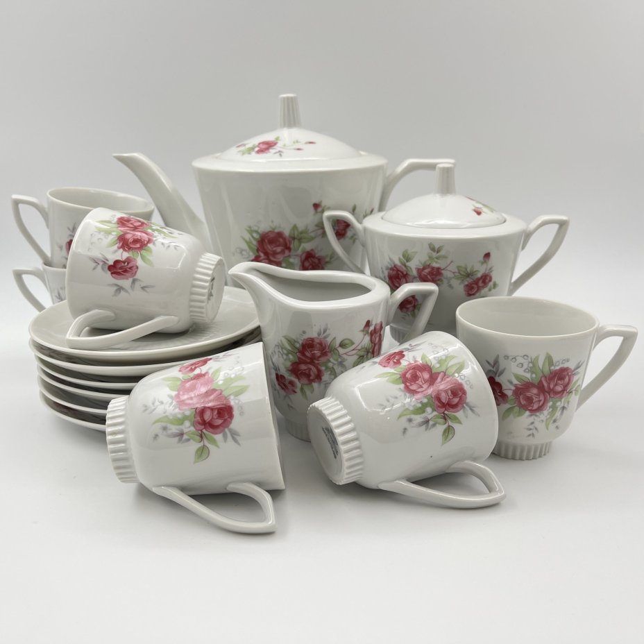 Сервиз чайный с декором в виде роз на 6 персон (15 предметов), фарфор, деколь, Karolina (Фарфоровая мануфактура «Каролина», Польша), Польша, 1957-1990 гг.
