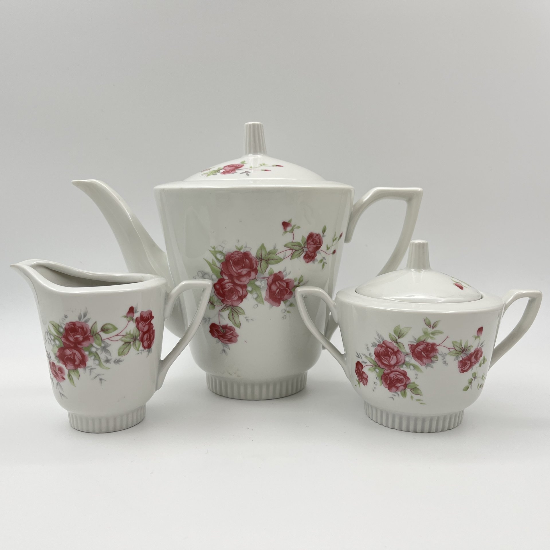 Сервиз чайный с декором в виде роз на 6 персон (15 предметов), фарфор, деколь, Karolina (Фарфоровая мануфактура «Каролина», Польша), Польша, 1957-1990 гг.