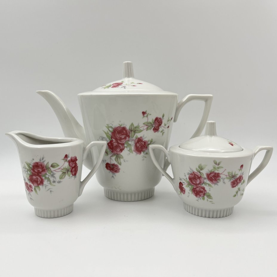 Сервиз чайный с декором в виде роз на 6 персон (15 предметов), фарфор, деколь, Karolina (Фарфоровая мануфактура «Каролина», Польша), Польша, 1957-1990 гг.