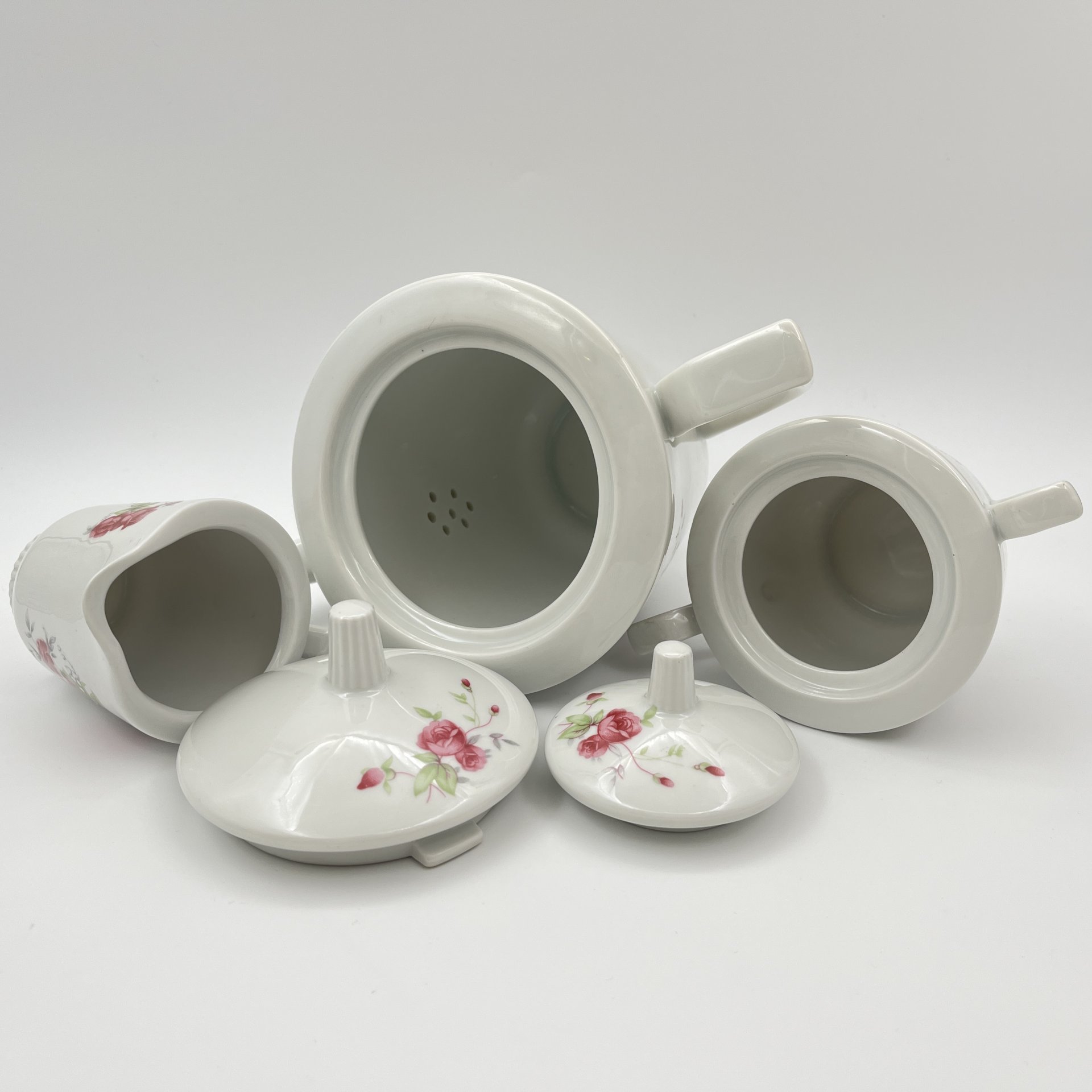 Сервиз чайный с декором в виде роз на 6 персон (15 предметов), фарфор, деколь, Karolina (Фарфоровая мануфактура «Каролина», Польша), Польша, 1957-1990 гг.