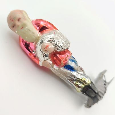 Игрушка ёлочная на прищепке "Старик с неводом" из коллекционной серии по мотивам "Сказки о рыбаке и рыбке" А.С. Пушкина, стекло, роспись, металл, Завод стеклянных ёлочных украшений и оптических изделий, г. Москва, СССР, 1950-1980 гг.