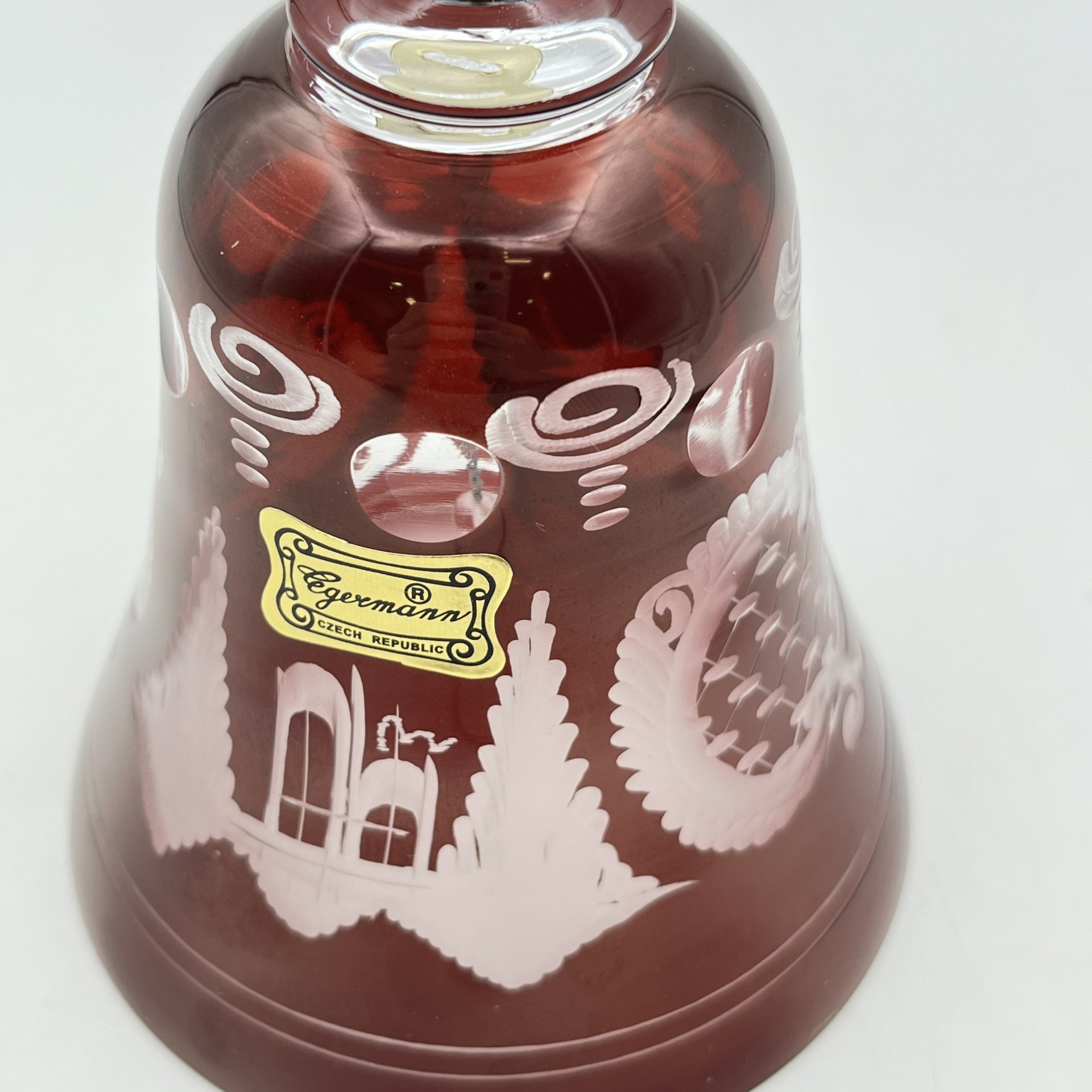 Колокольчик рубинового цвета, украшенный растительным декором, Egermann