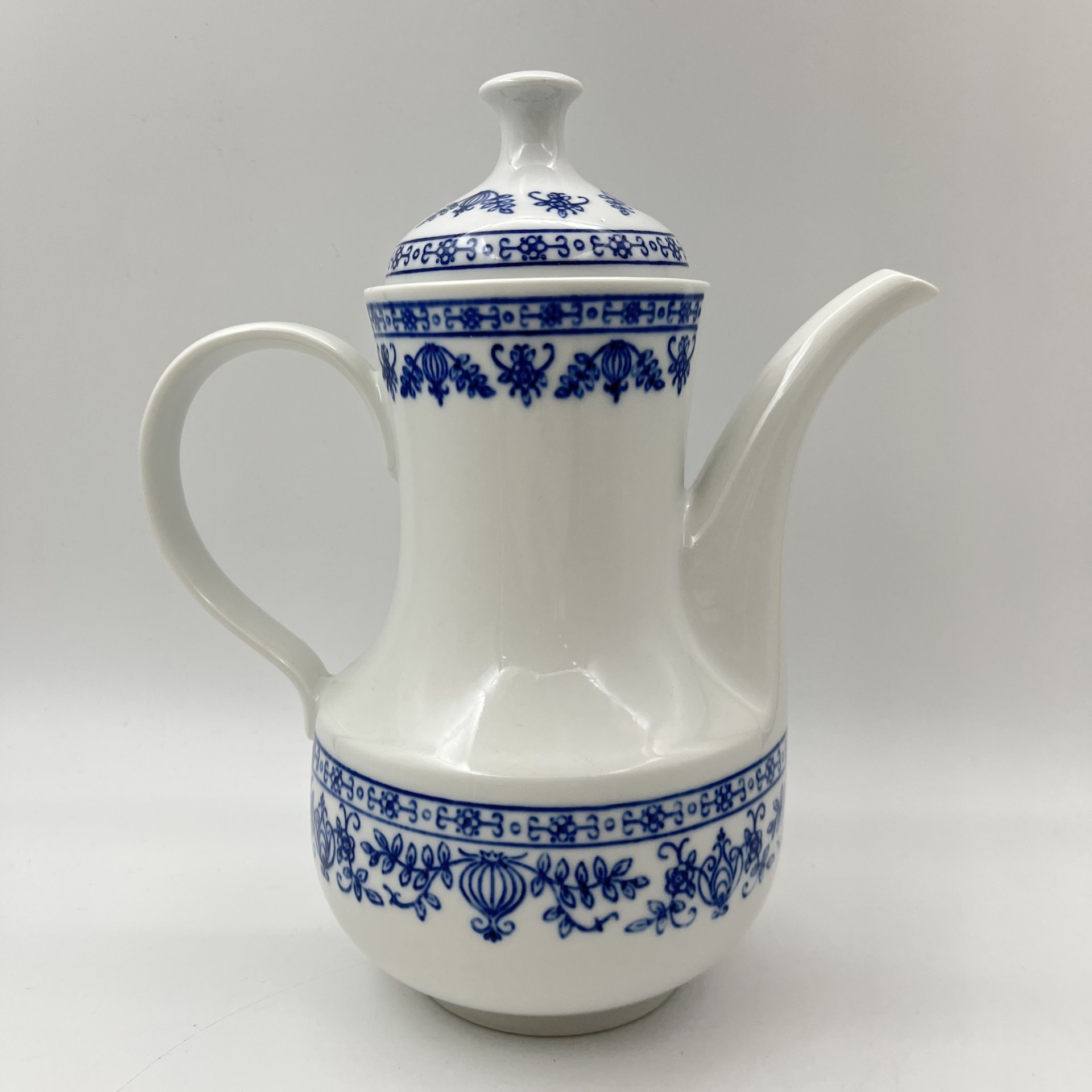 Кофейник с растительным орнаментом синего цвета