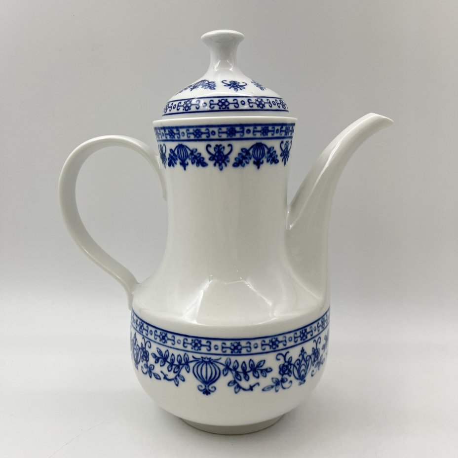 Кофейник с растительным орнаментом синего цвета