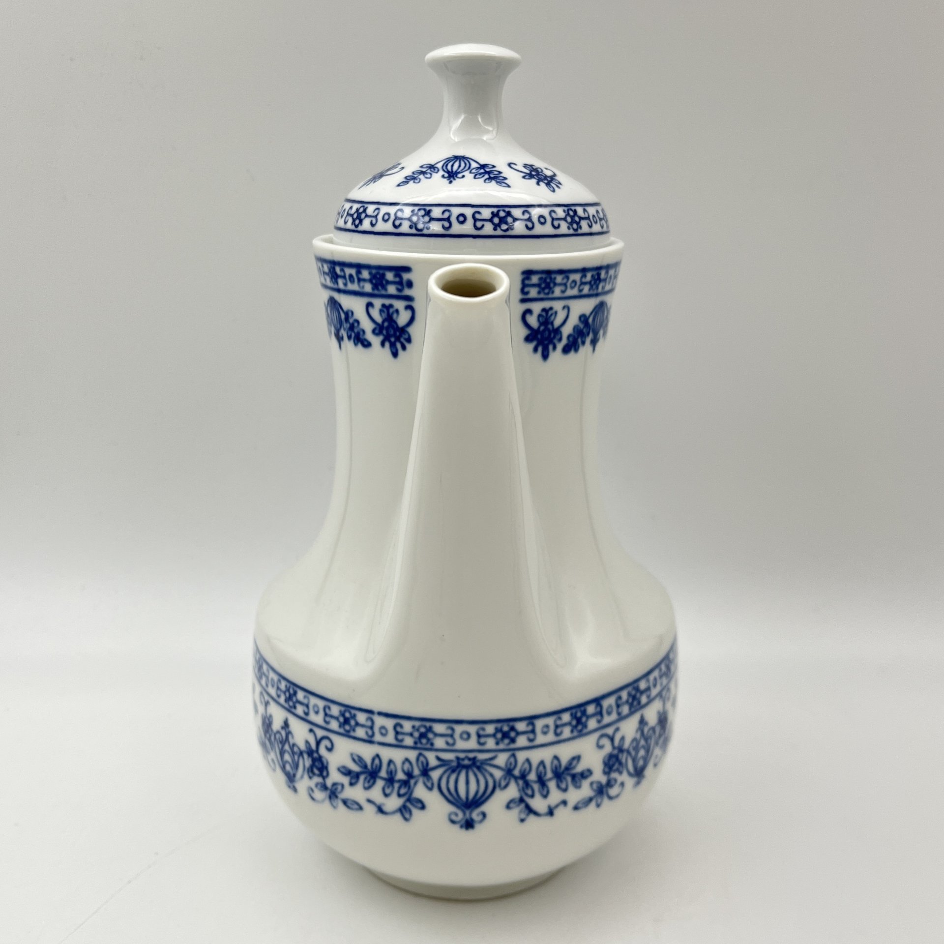 Кофейник с растительным орнаментом синего цвета