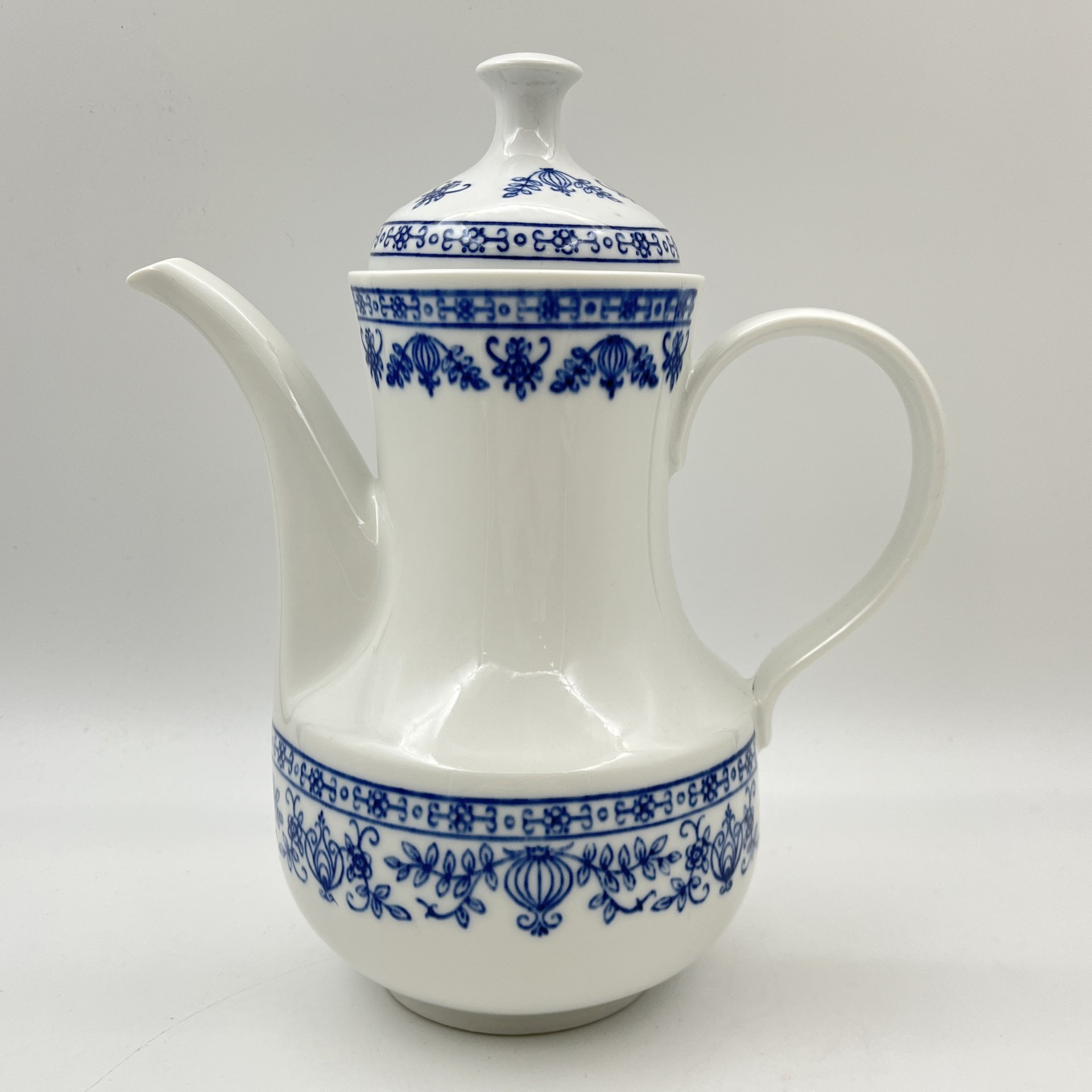 Кофейник с растительным орнаментом синего цвета