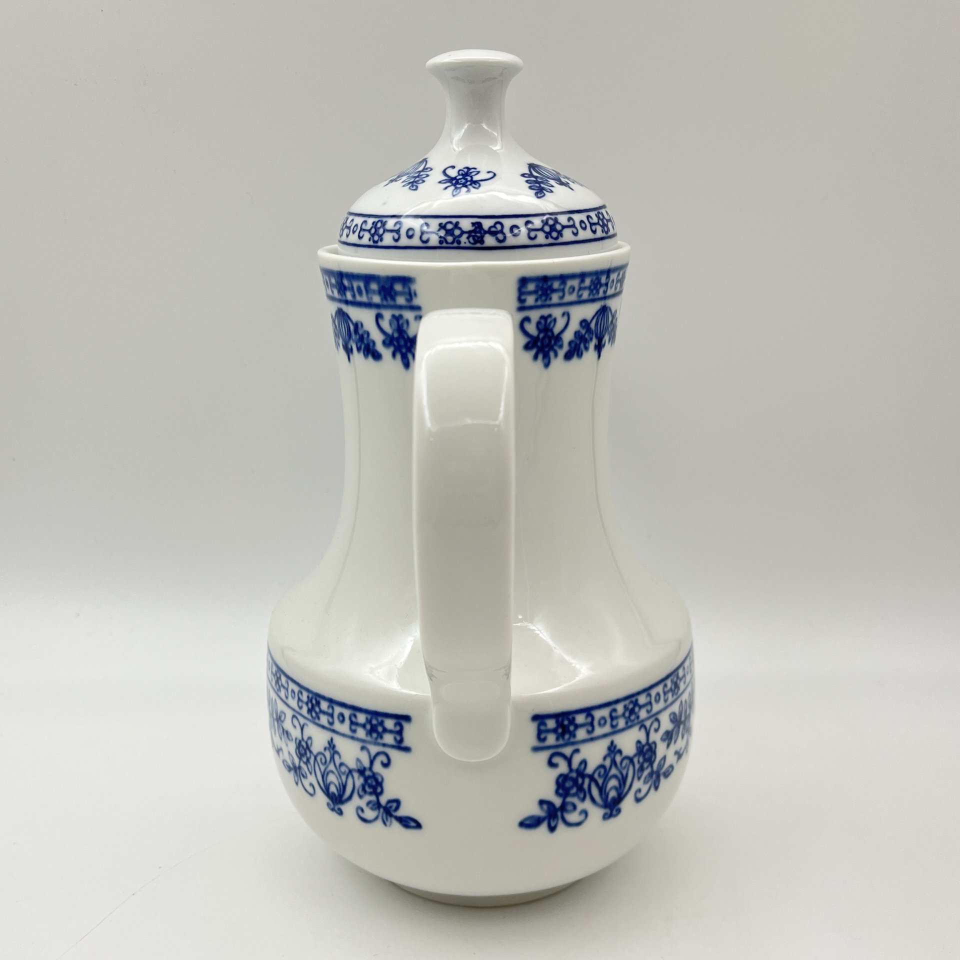 Кофейник с растительным орнаментом синего цвета