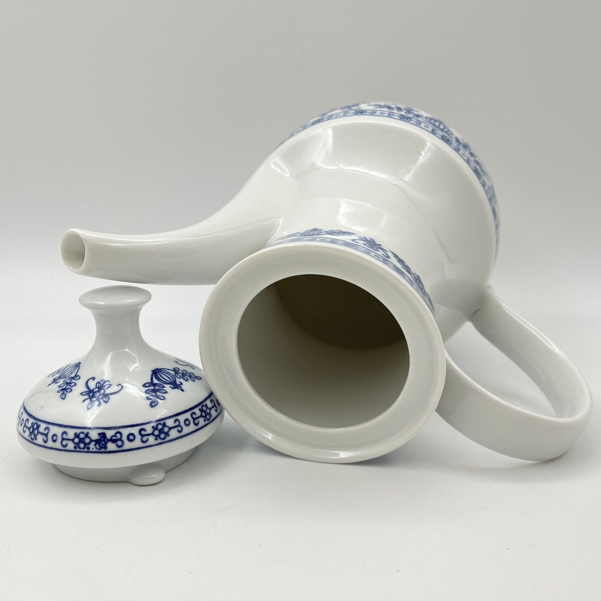 Кофейник с растительным орнаментом синего цвета