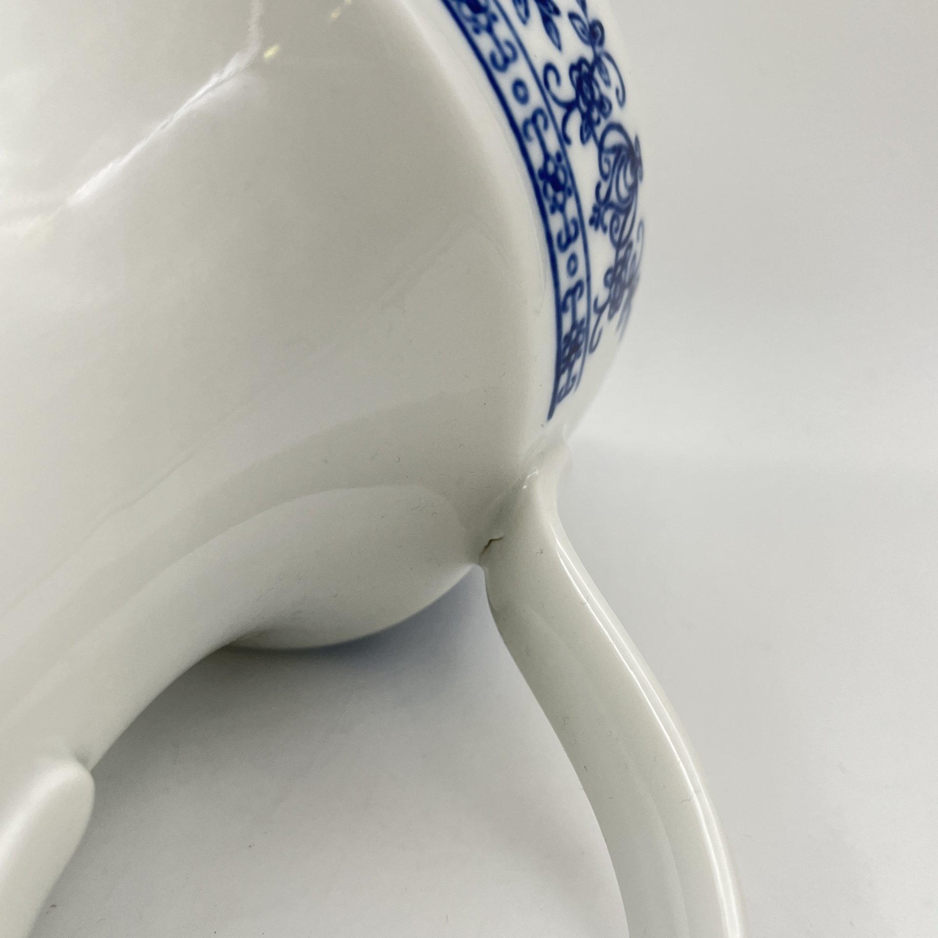 Кофейник с растительным орнаментом синего цвета