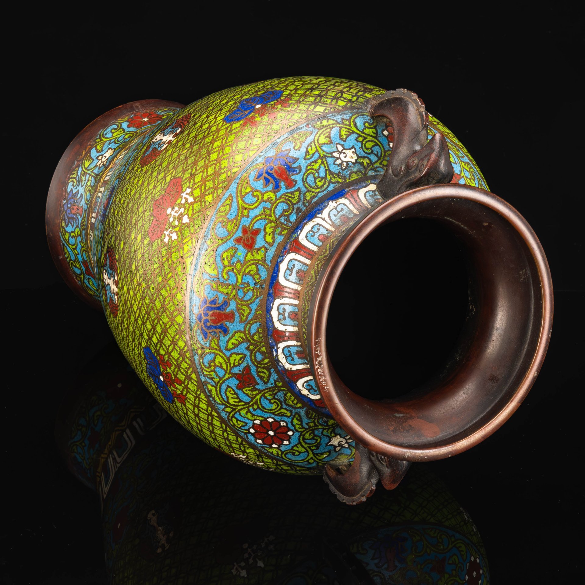 Ваза в стиле шинуазри, с изображением цветов и птиц, сплав металлов, Китай, 1970-1990 гг.