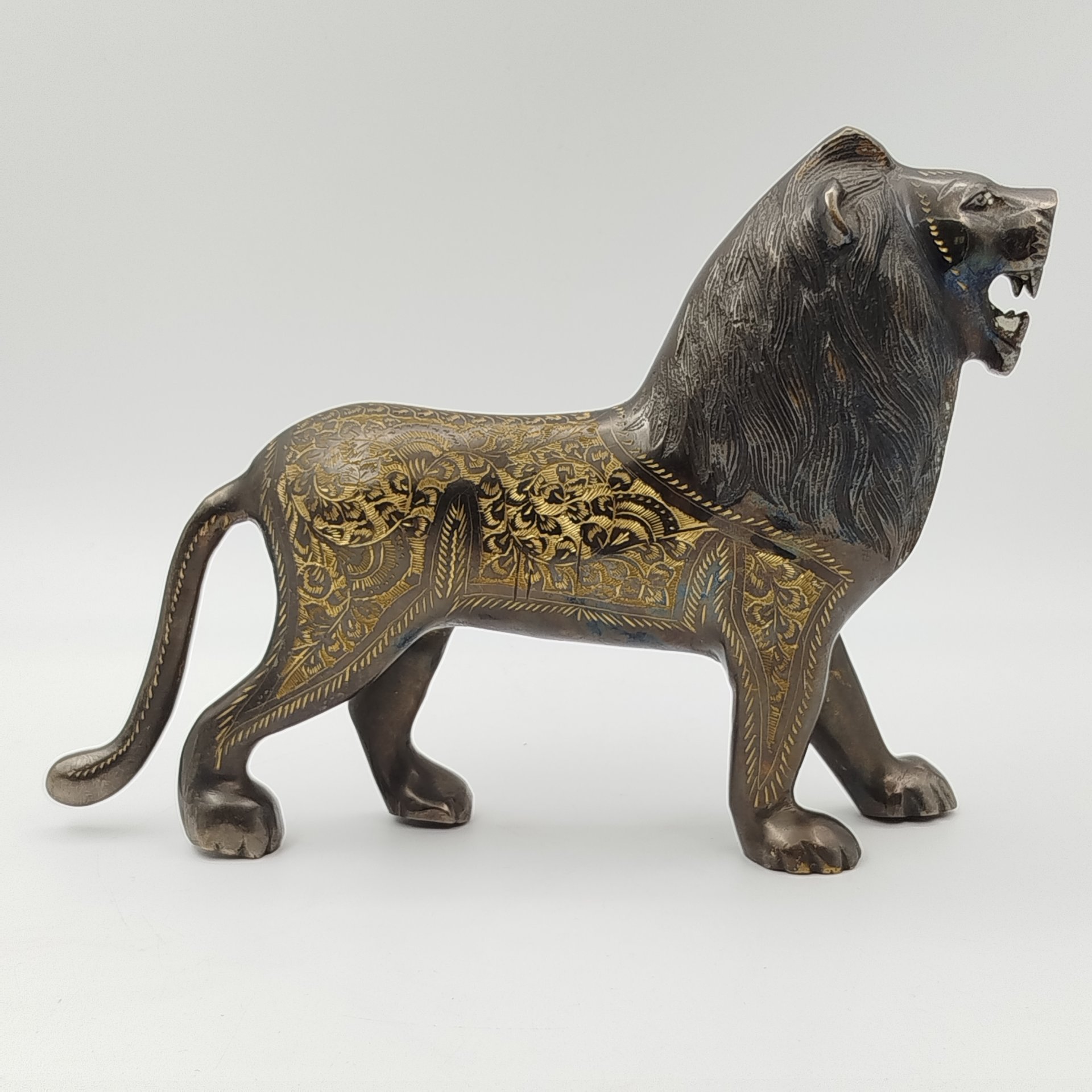 Статуэтка в восточном стиле "Лев" с растительным декором