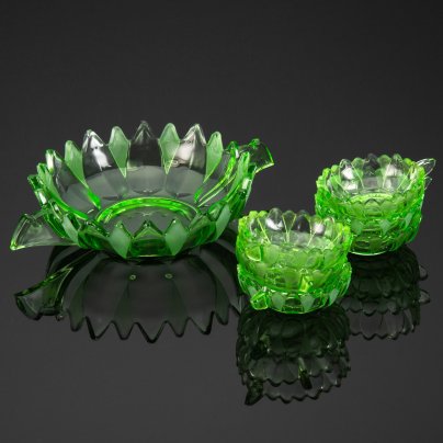 Набор для подачи напитков/десертов зеленого оттенка на 6 персон, выполненный в стиле ар-деко, цветное стекло, пресс, Западная Европа, 1930-1950 гг.