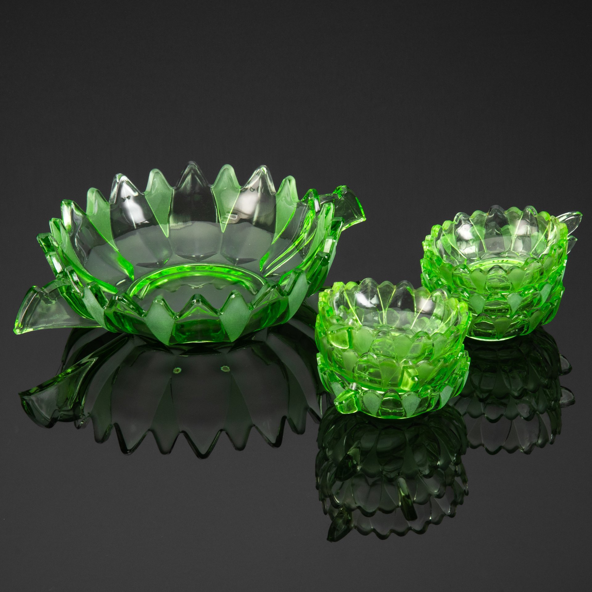 Набор для подачи напитков/десертов зеленого оттенка на 6 персон, выполненный в стиле ар-деко, цветное стекло, пресс, Западная Европа, 1930-1950 гг.