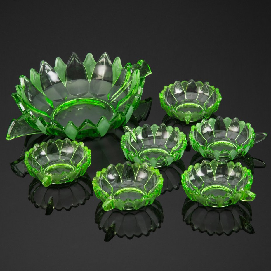 Набор для подачи напитков/десертов зеленого оттенка на 6 персон, выполненный в стиле ар-деко, цветное стекло, пресс, Западная Европа, 1930-1950 гг.