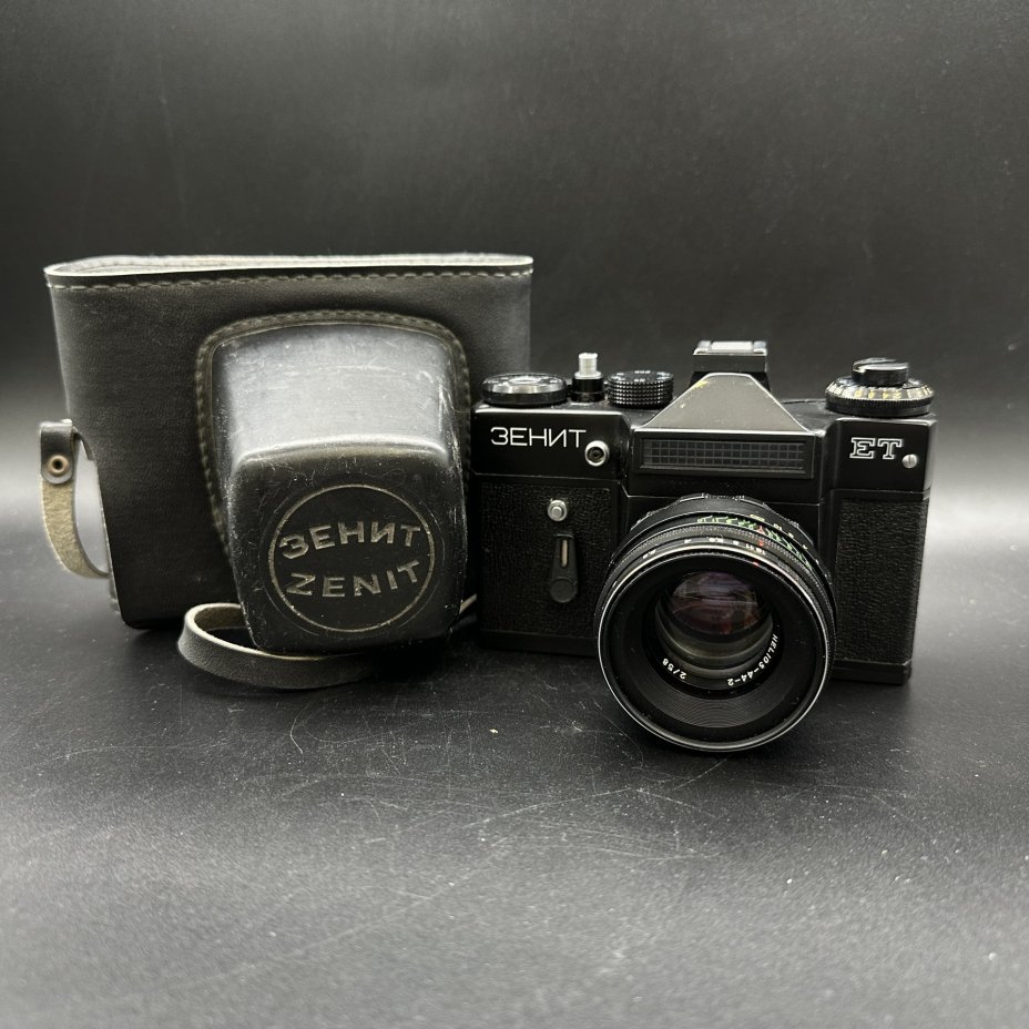 Фотоаппарат "Зенит-ЕТ" с объективом "Гелиос 44-2" в оригинальном кофре, Минский механический завод им. С.И. Вавилова  (БелОМО)