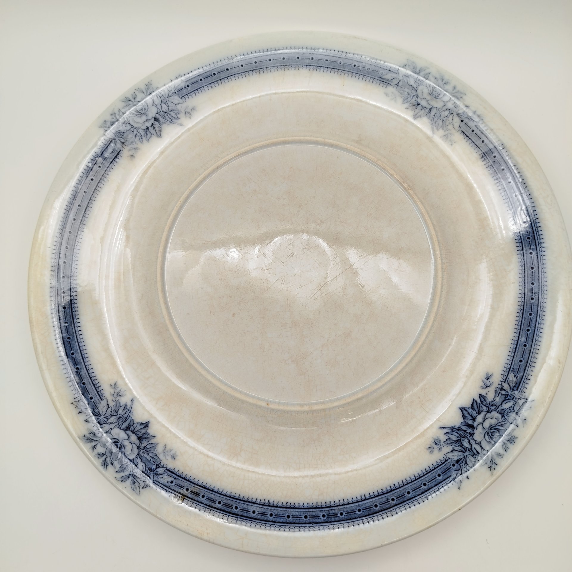 Блюдо круглое (подставка) с орнаментом и цветочным декором вдоль борта, фаянс, деколь, Villeroy & Boch, Германия, 1874-1909 гг.