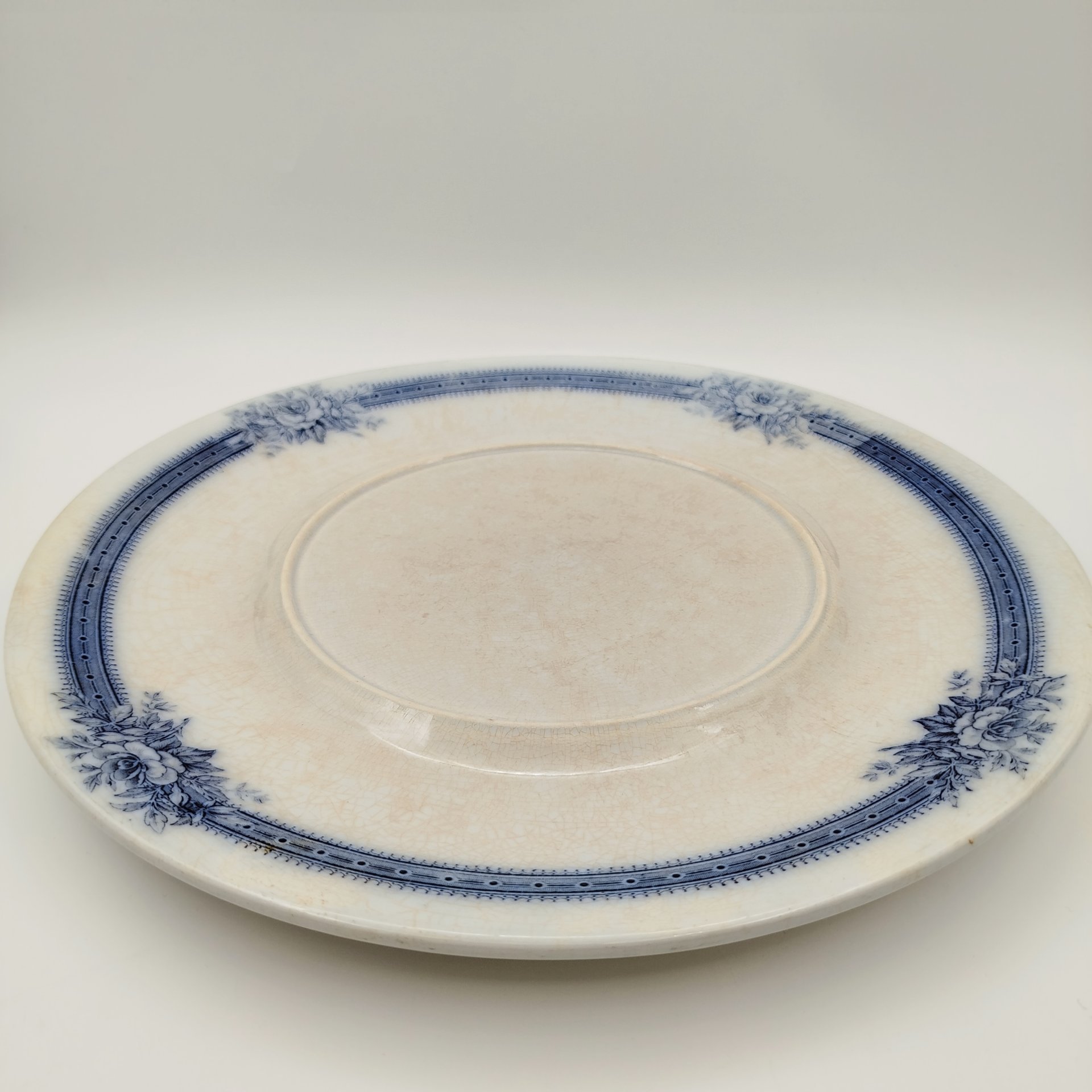Блюдо круглое (подставка) с орнаментом и цветочным декором вдоль борта, фаянс, деколь, Villeroy & Boch, Германия, 1874-1909 гг.