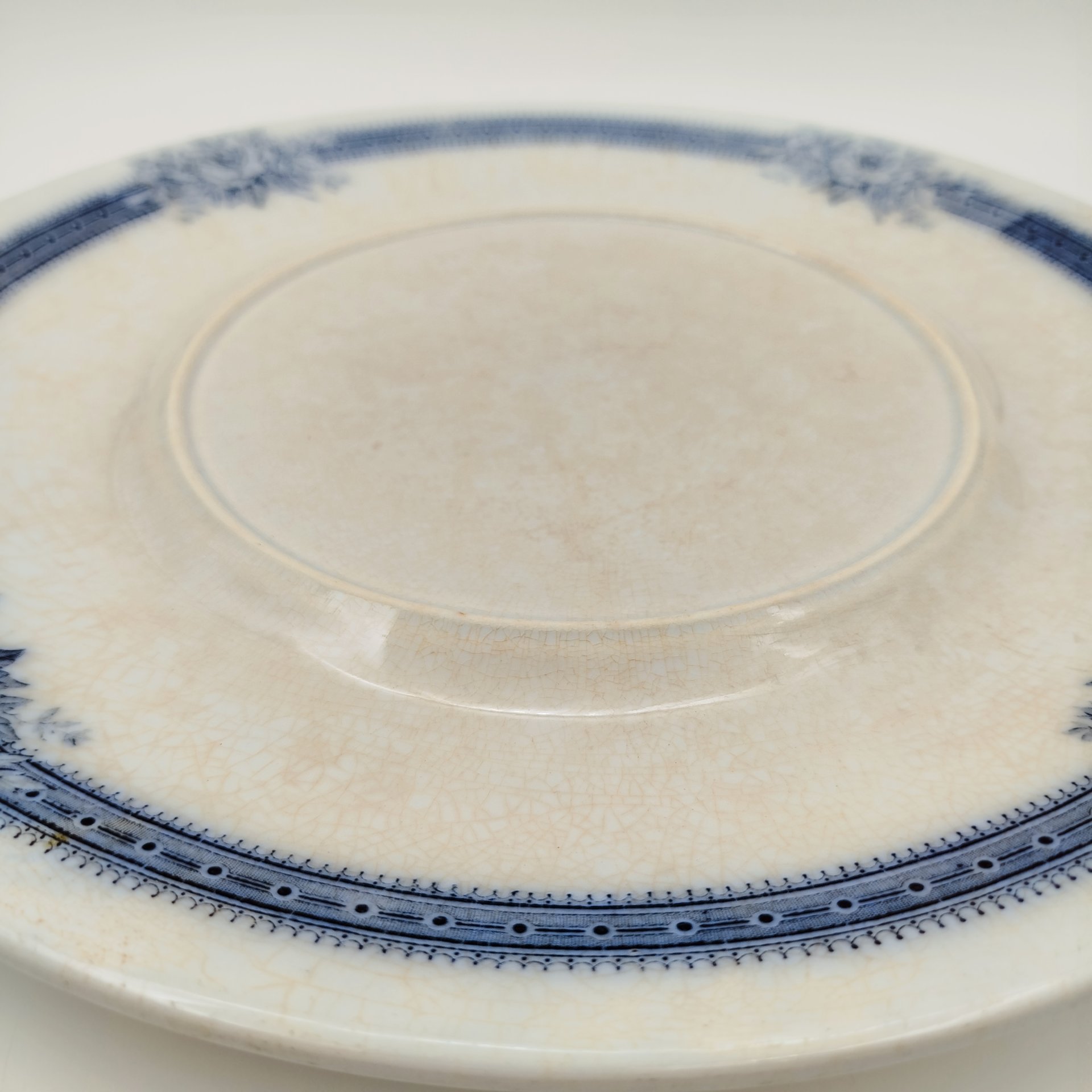 Блюдо круглое (подставка) с орнаментом и цветочным декором вдоль борта, фаянс, деколь, Villeroy & Boch, Германия, 1874-1909 гг.