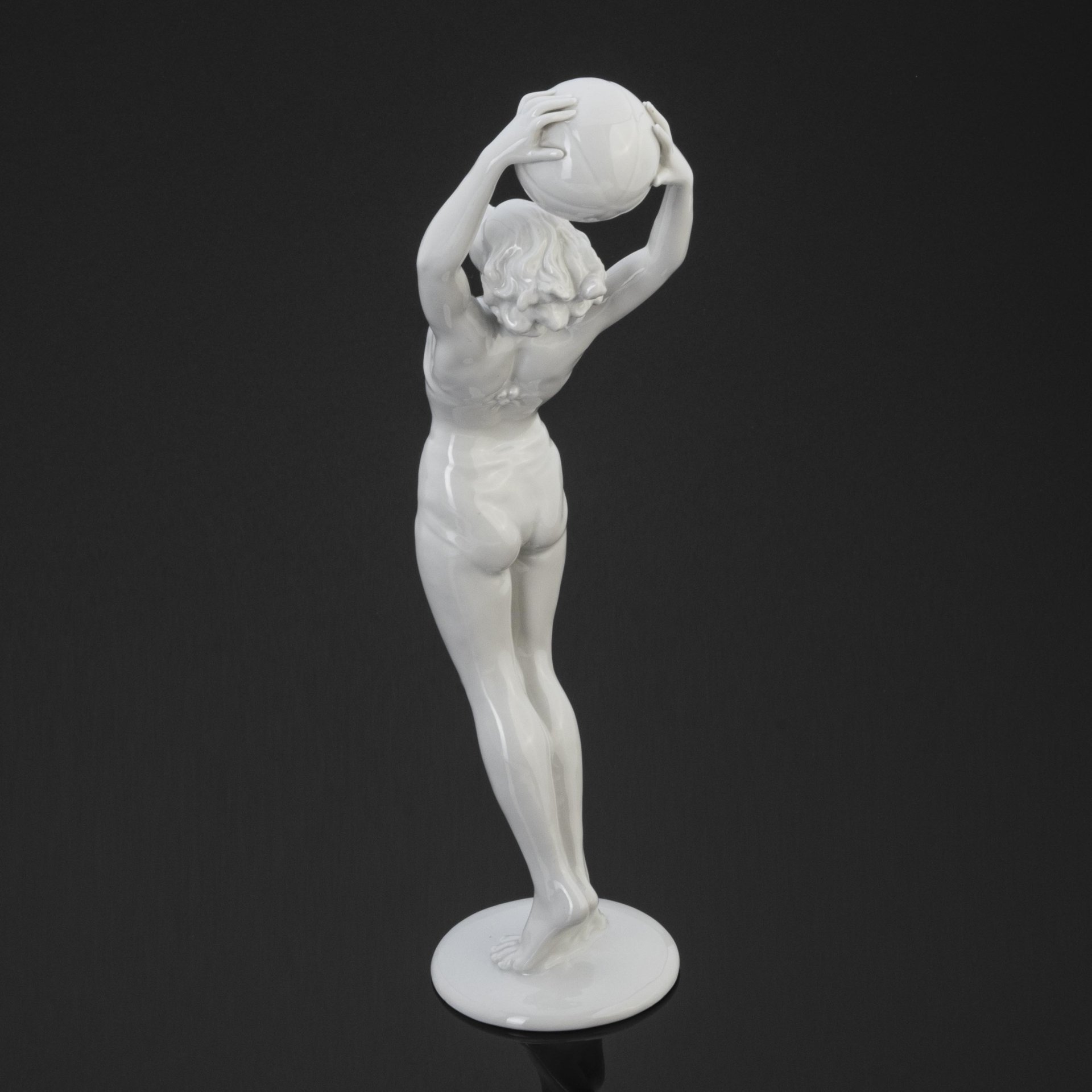Статуэтка "Девушка с мячом", Schaubach-Kunst