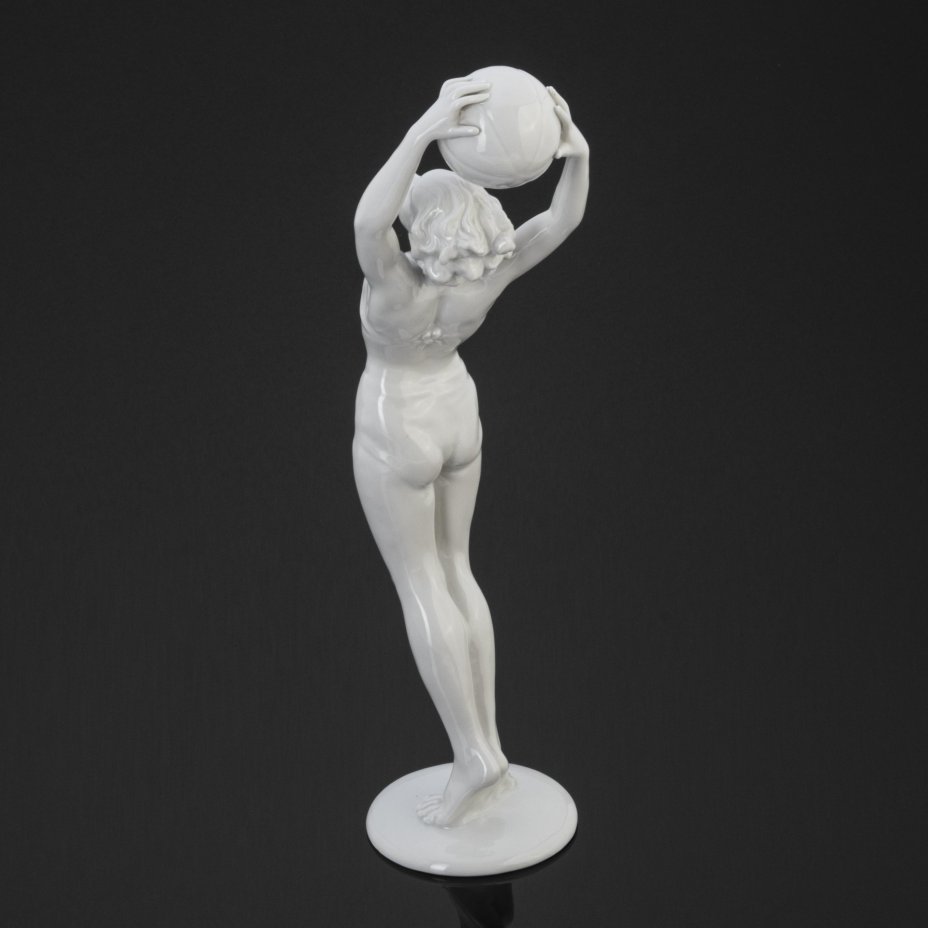 Статуэтка "Девушка с мячом", Schaubach-Kunst